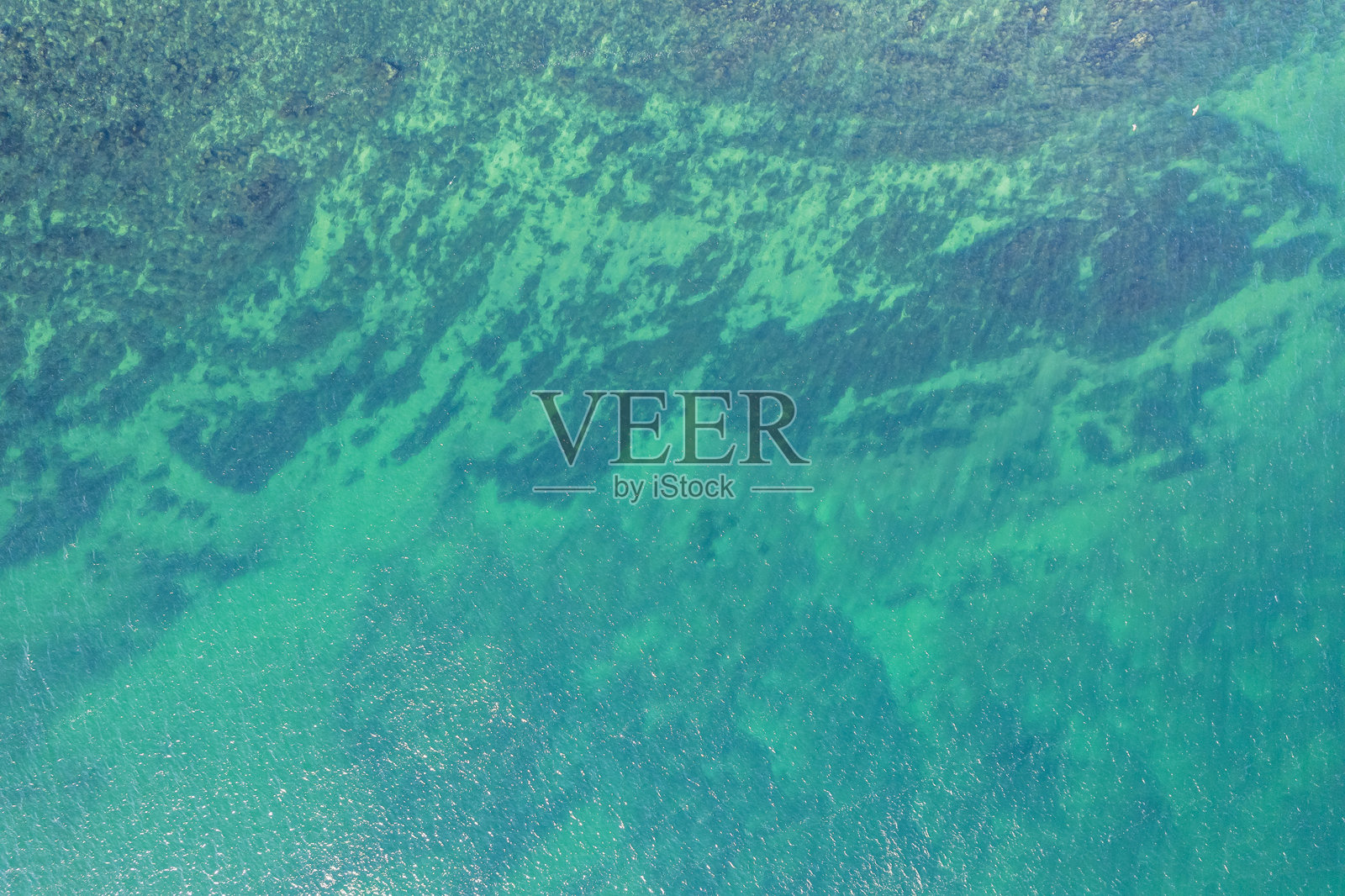 海滩岸边水面和海床的特写航拍图，纹理背景海洋概念照片摄影图片