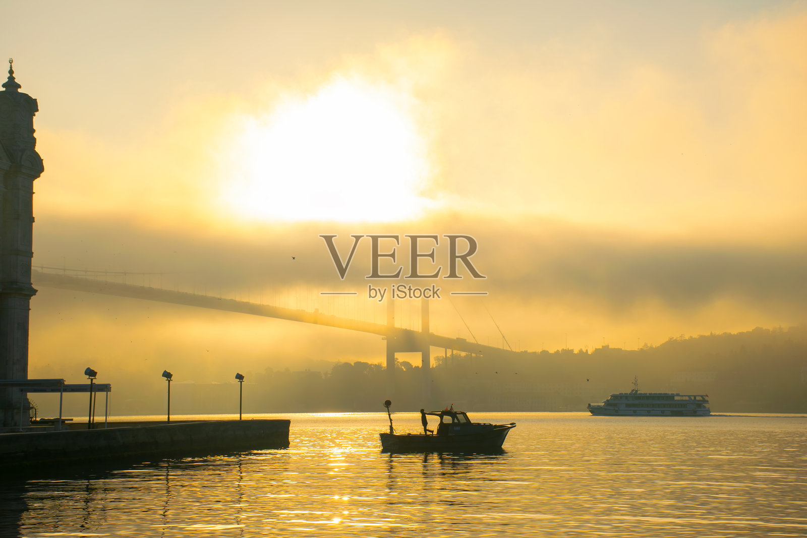 七月十五日烈士桥与奥尔塔科伊清真寺在雾中照片摄影图片