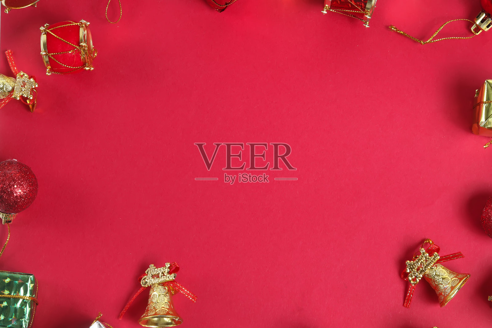 节日圣诞装饰在鲜艳的红色背景上，留有空白空间，俯视图照片摄影图片