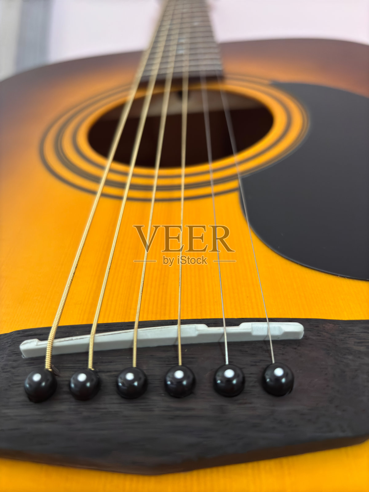 吉他颈部特写，清晰可见琴头和琴桥照片摄影图片