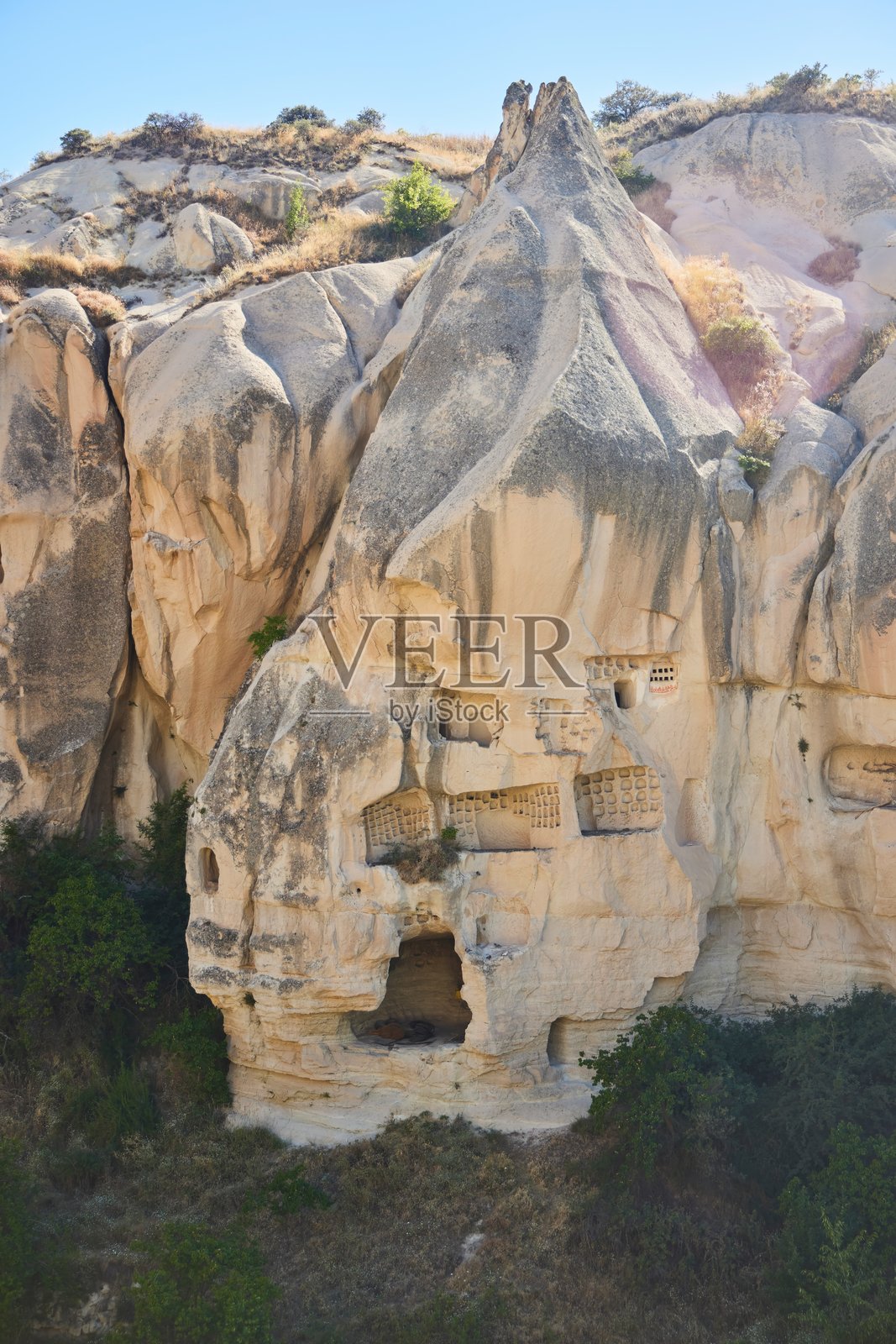 土耳其格雷梅国家公园。卡帕多奇亚的传统火山岩山脉。洞穴城市，古老建筑。照片摄影图片
