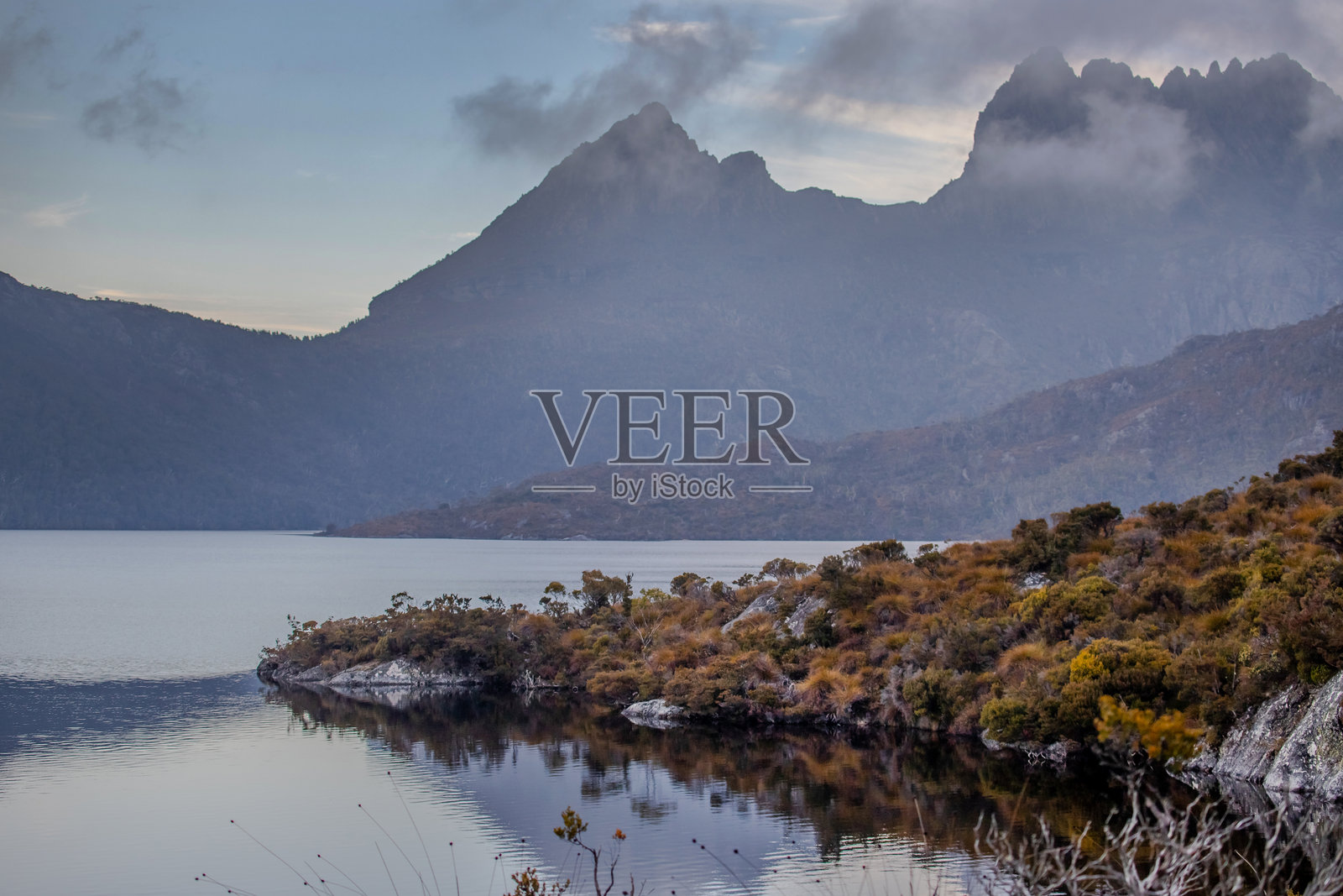 塔斯马尼亚，澳大利亚，鸽子湖的宁静黎明，克雷德尔山的山峰，宁静的倒影和雾气弥漫的云朵。照片摄影图片