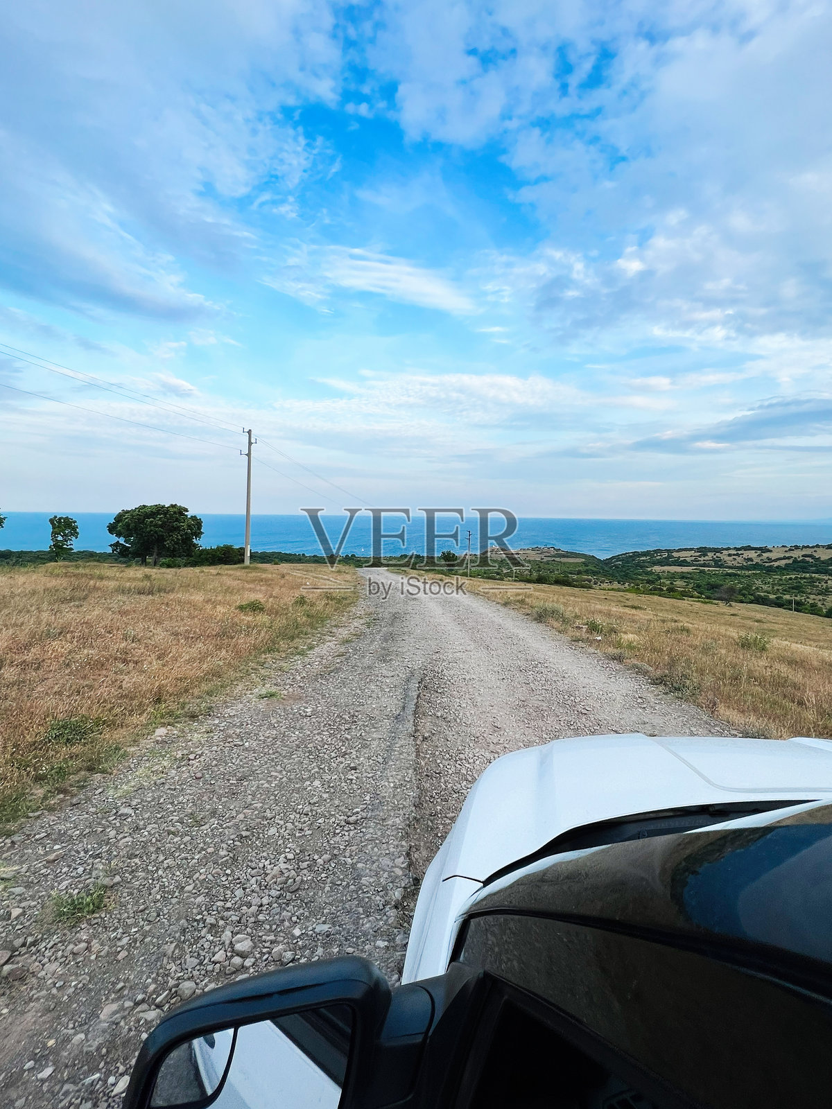 乡村公路与海洋景观，背景是戏剧性的多云天空照片摄影图片