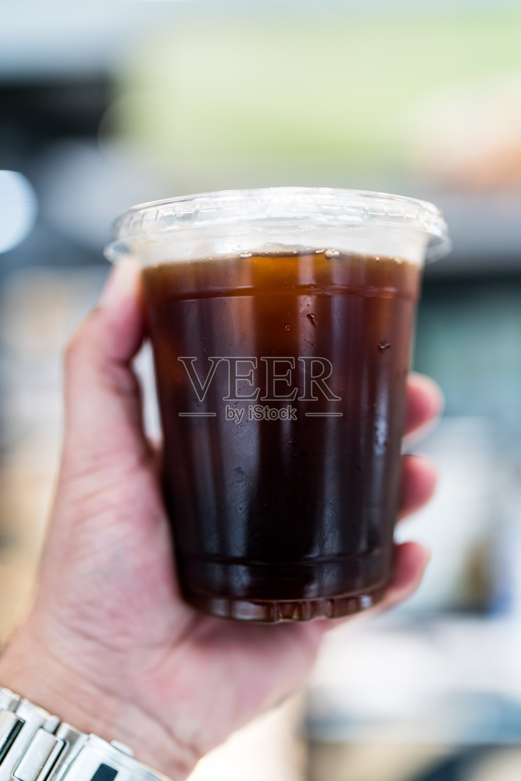 外卖冰冷美味的黑咖啡，背景模糊效果照片摄影图片