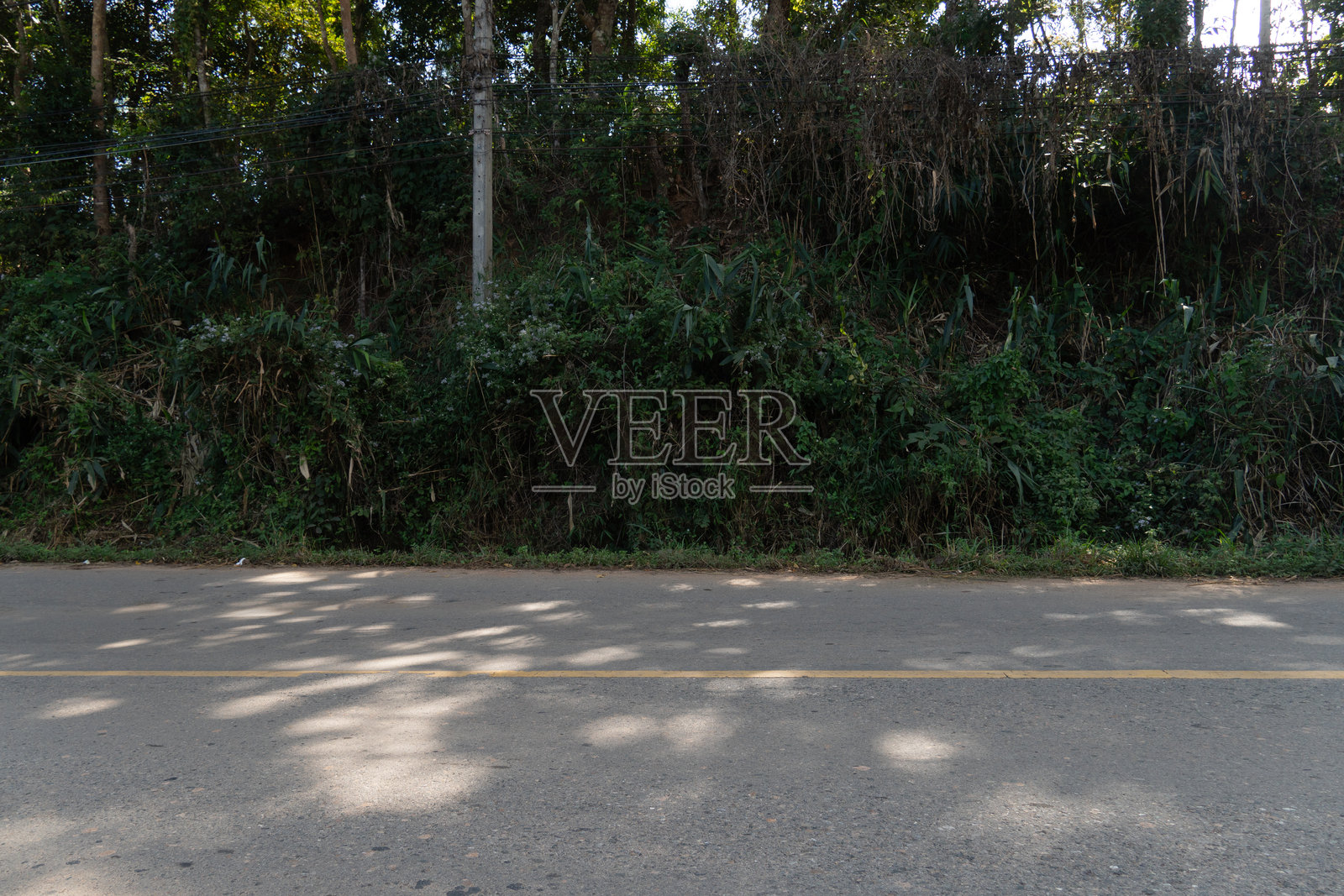 水平视角的沥青道路。照片摄影图片