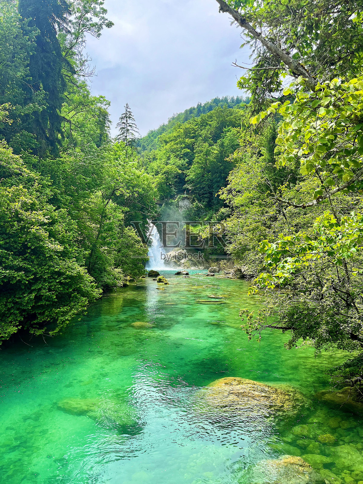 斯洛文尼亚特里格拉夫国家公园中的隐秘瀑布照片摄影图片