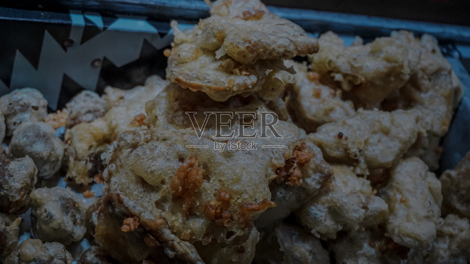 脆皮炸猪皮装在容器里照片摄影图片