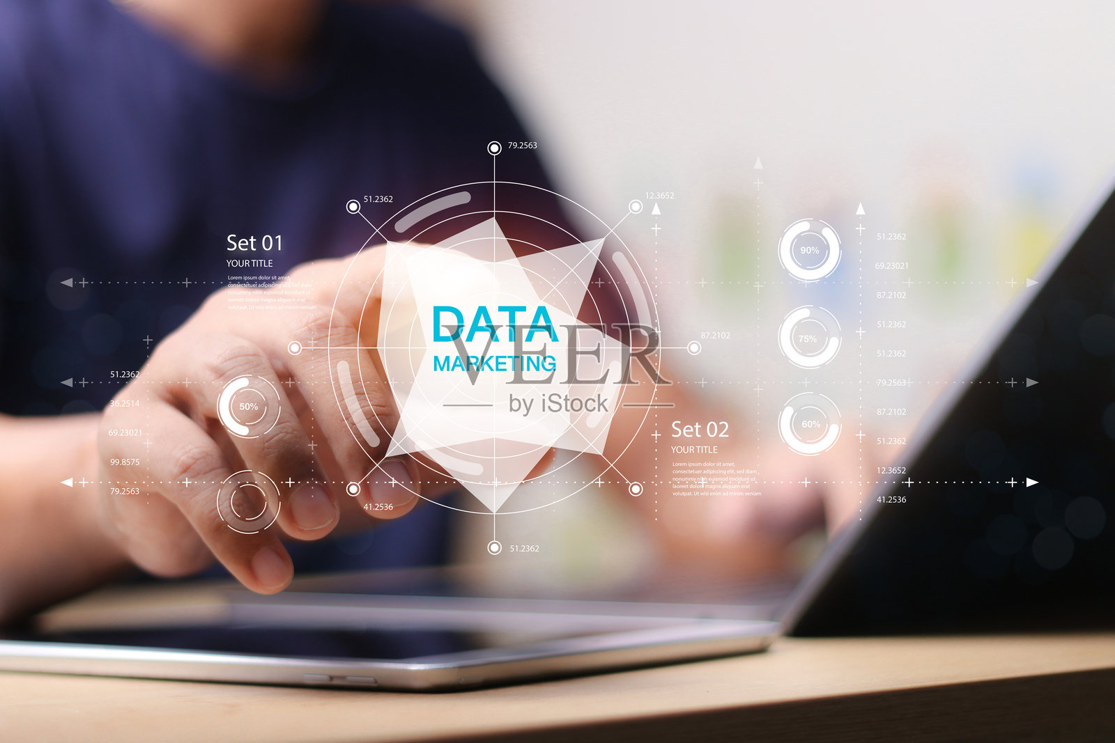 商人使用计算机进行开发和分析数据技术管理系统，以制定市场营销策略规划。图表分析和信息显示在未来主义的虚拟屏幕上。照片摄影图片