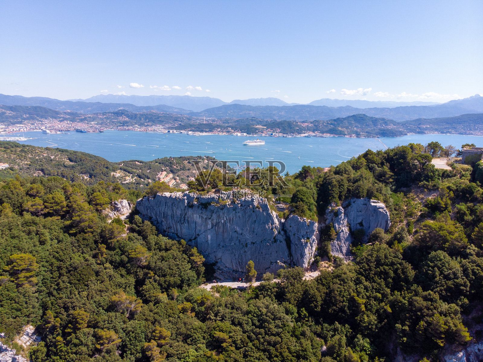 波托韦内雷附近穆泽罗内的攀岩墙的无人机航拍视角照片摄影图片