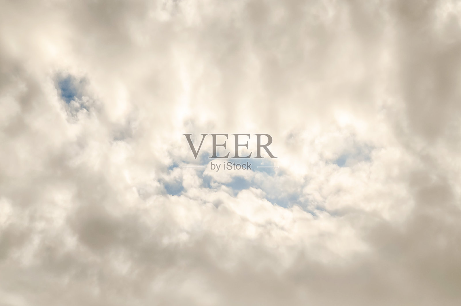 多云的天空与蓝色的天空背景照片摄影图片