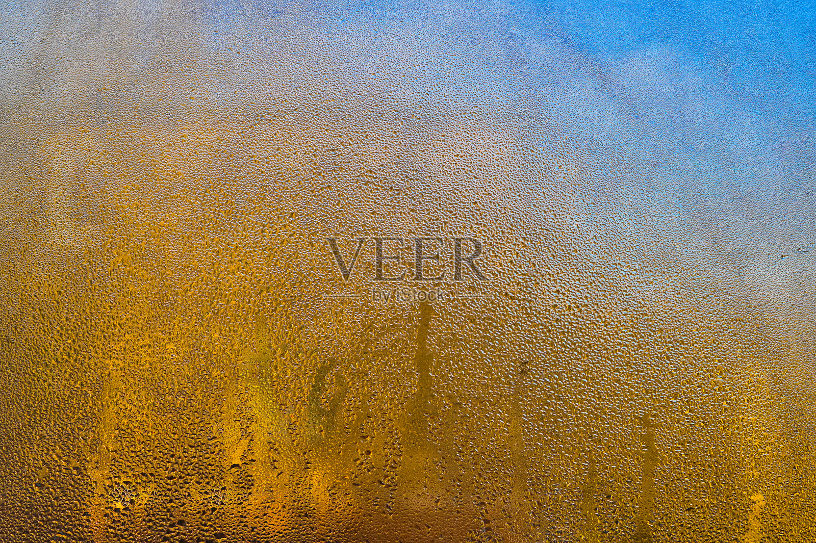 湿润的玻璃。窗户上的冷凝水珠照片摄影图片