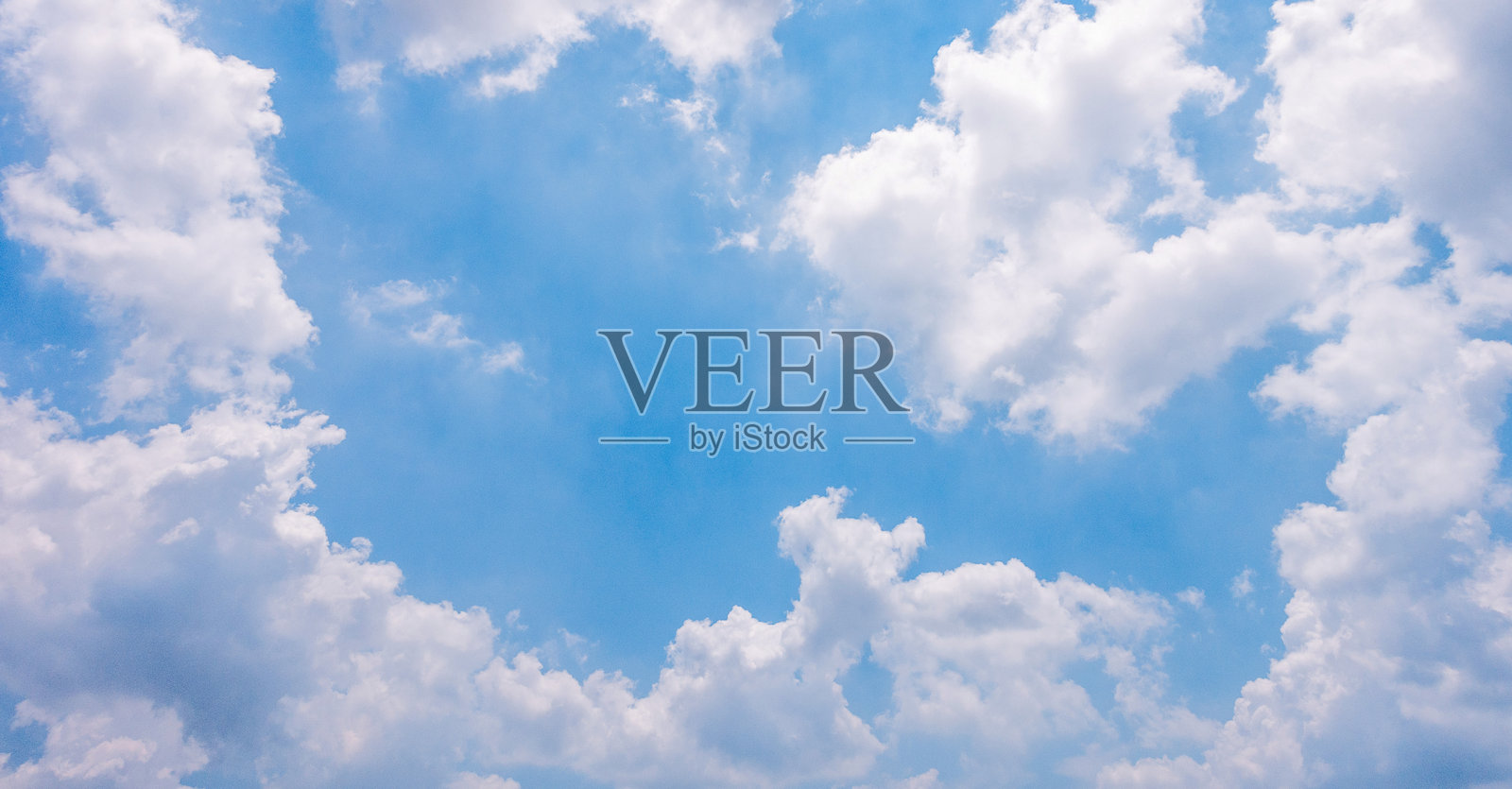 清澈蓝天和云朵的全景，蓝天背景上点缀着细小的云朵。蓝天中的白色蓬松云朵。引人入胜的库存照片，展现了天空和云朵的迷人之美。照片摄影图片