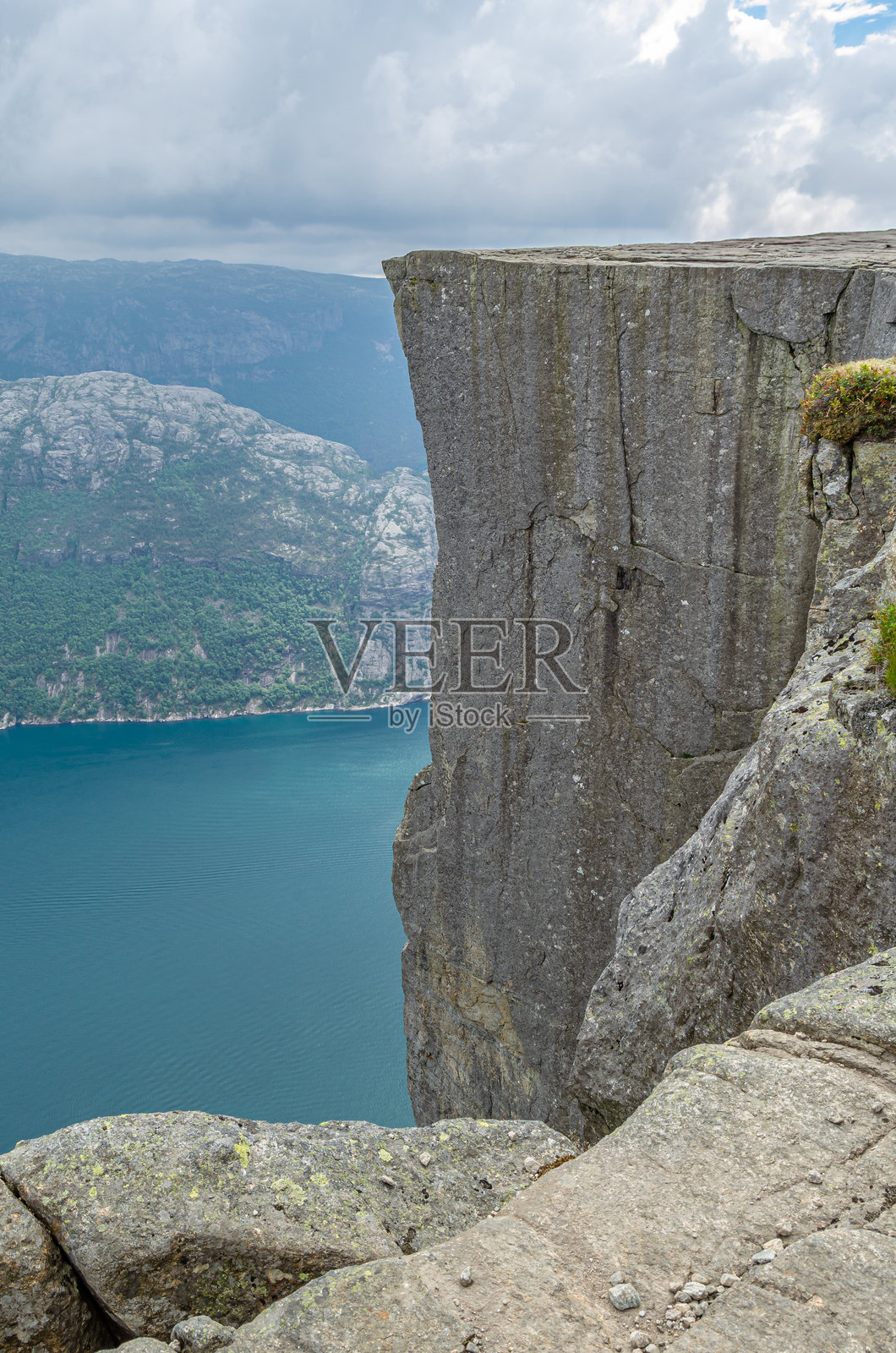 挪威罗加兰郡的旅游景点普尔皮特岩（Preikestolen）景观照片摄影图片