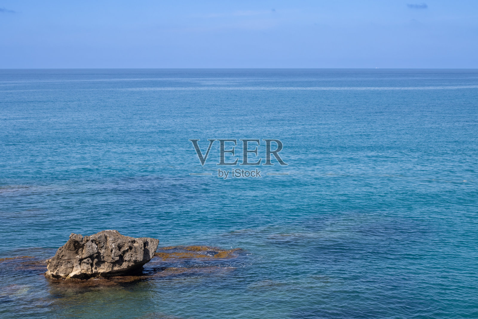 意大利西西里岛阳光明媚的提尔雷尼亚海照片摄影图片