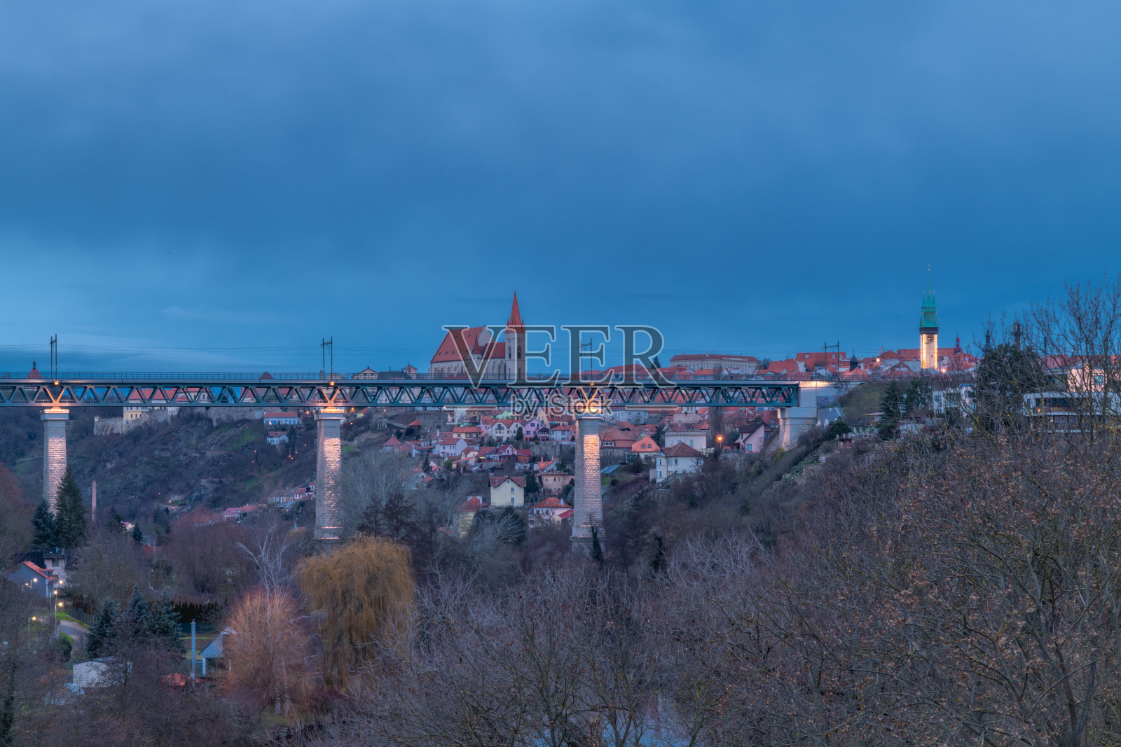 捷克兹诺伊莫至奥地利的铁路桥，跨越兹诺伊莫山谷，2024年12月22日照片摄影图片