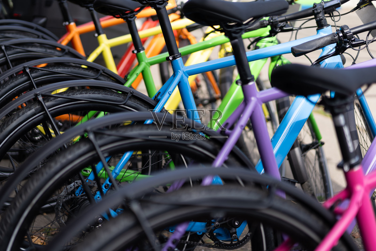 城市空间中排列的多彩自行车照片摄影图片