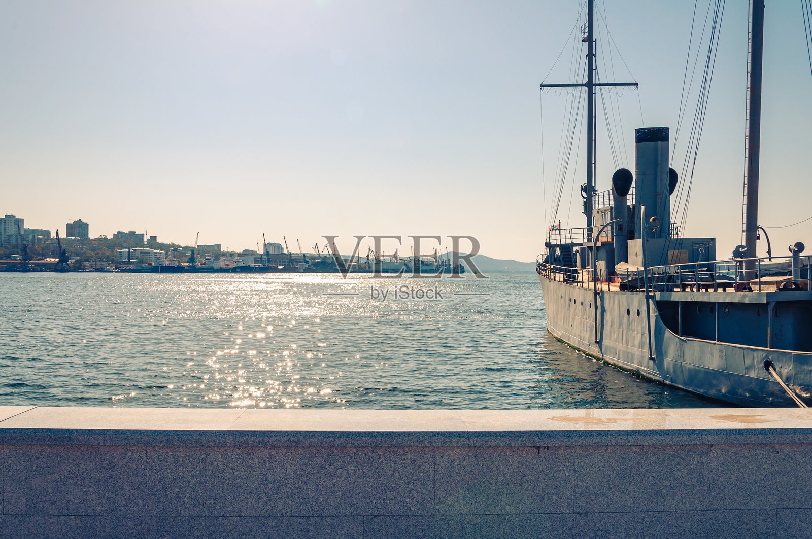 历史悠久的船只停靠在符拉迪沃斯托克港口照片摄影图片