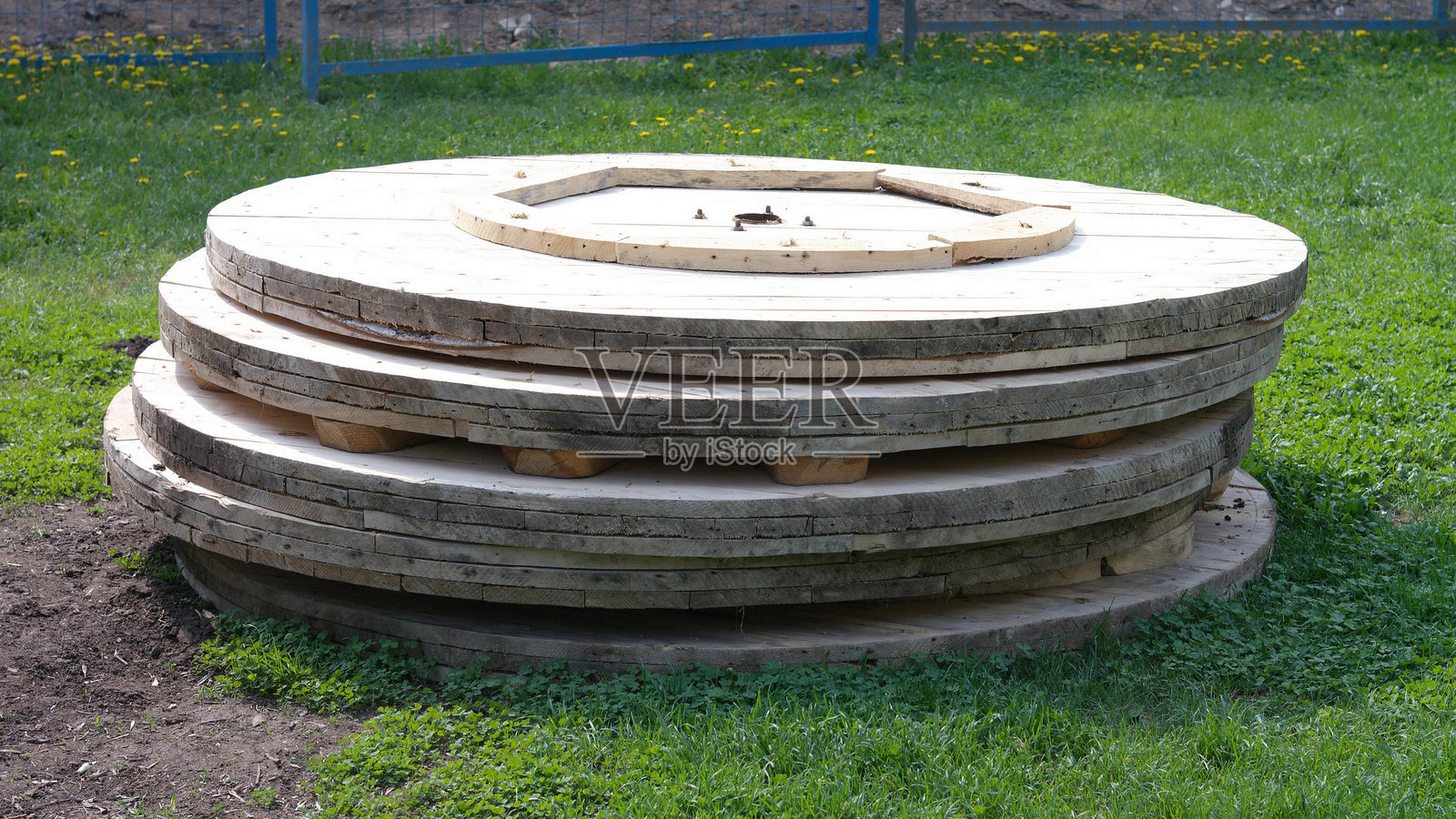 公园草地上的木环照片摄影图片