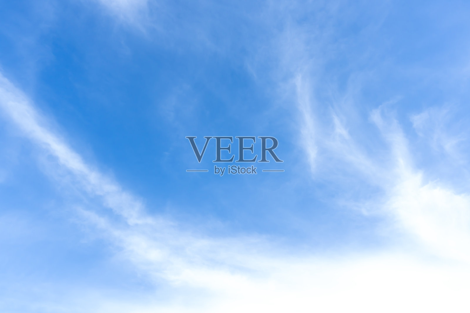 低角度视图和全景展示美丽的蓝天，奇特形状的云朵在阳光明媚的早晨或傍晚，作为装饰艺术作品中的自然背景纹理。照片摄影图片