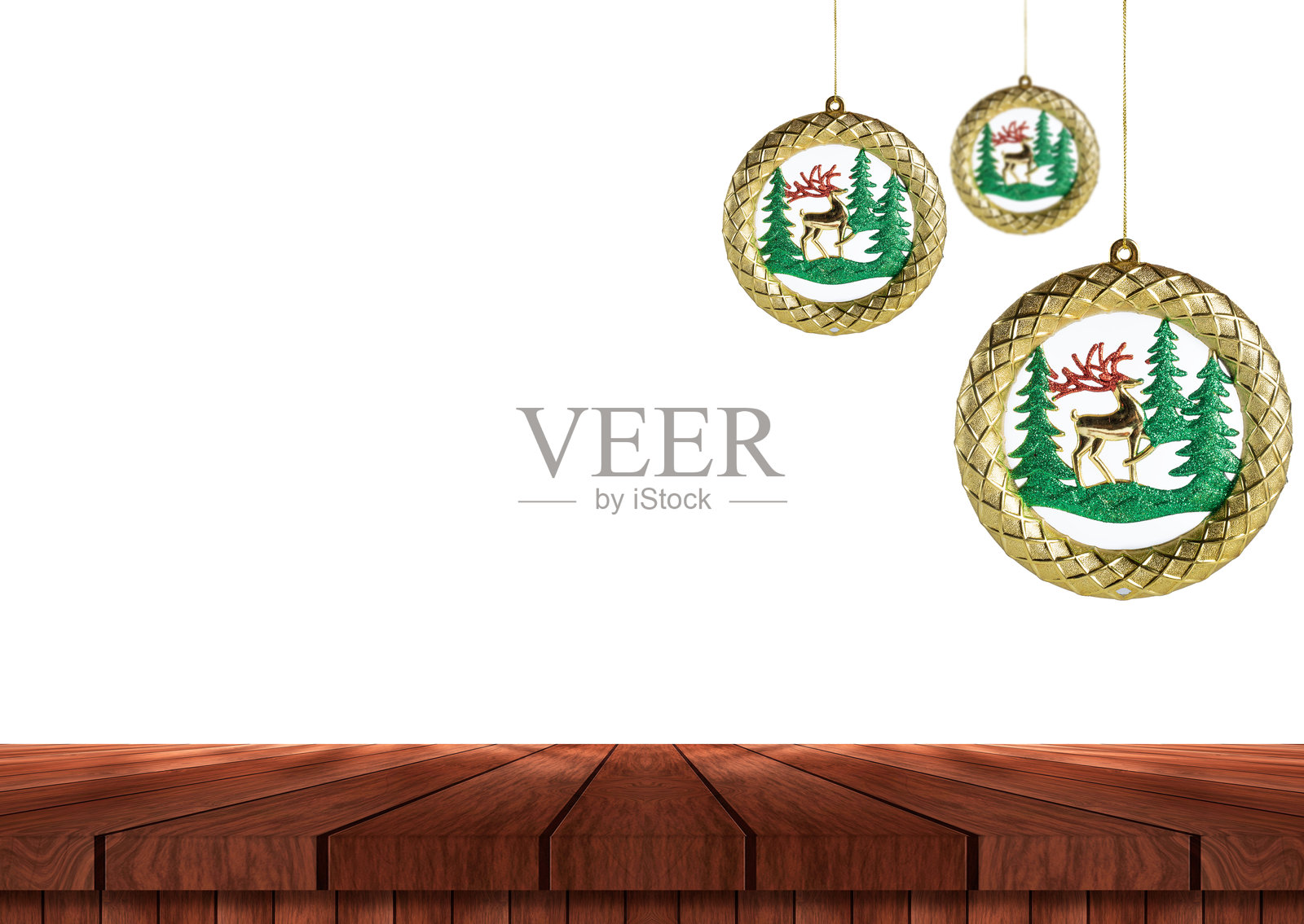 美丽的圣诞装饰品悬挂在古朴的木桌上照片摄影图片