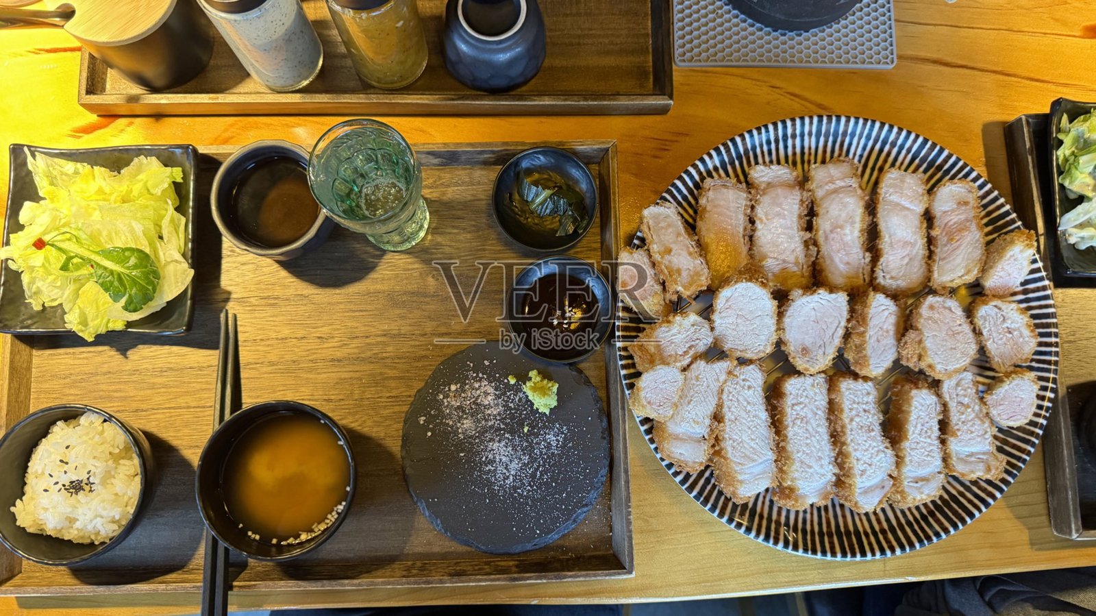 炸猪排配沙拉和米饭 - 酥脆的炸猪排，日式炸猪排，日本料理照片摄影图片