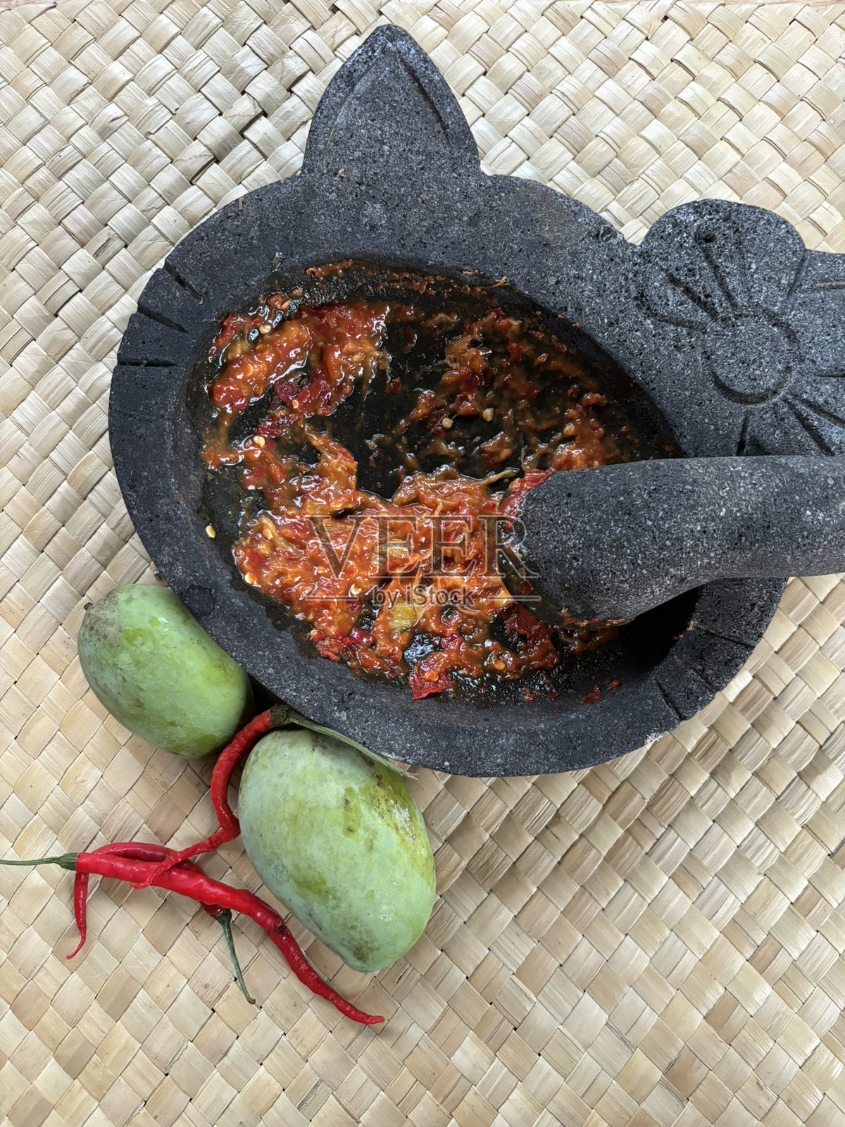 sambal bawang是一种美味的印尼辣椒酱，主要由新鲜辣椒、大蒜和通常的青葱制成。这种辛辣的调味品非常适合为各种菜肴增添浓烈的风味，提升其口感，带来大胆而芳香的味道。照片摄影图片