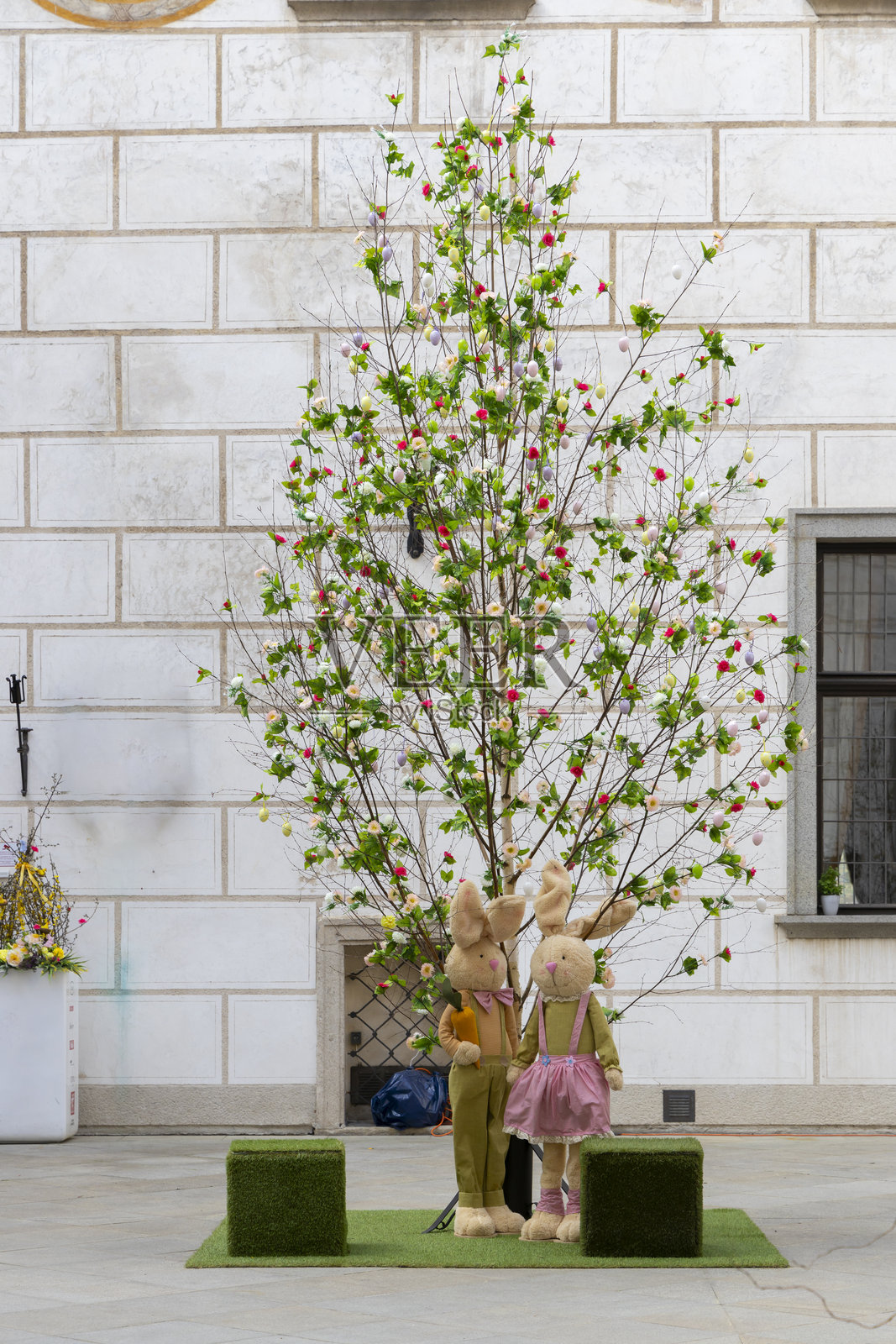 复活节装饰，包含兔子和装饰树照片摄影图片