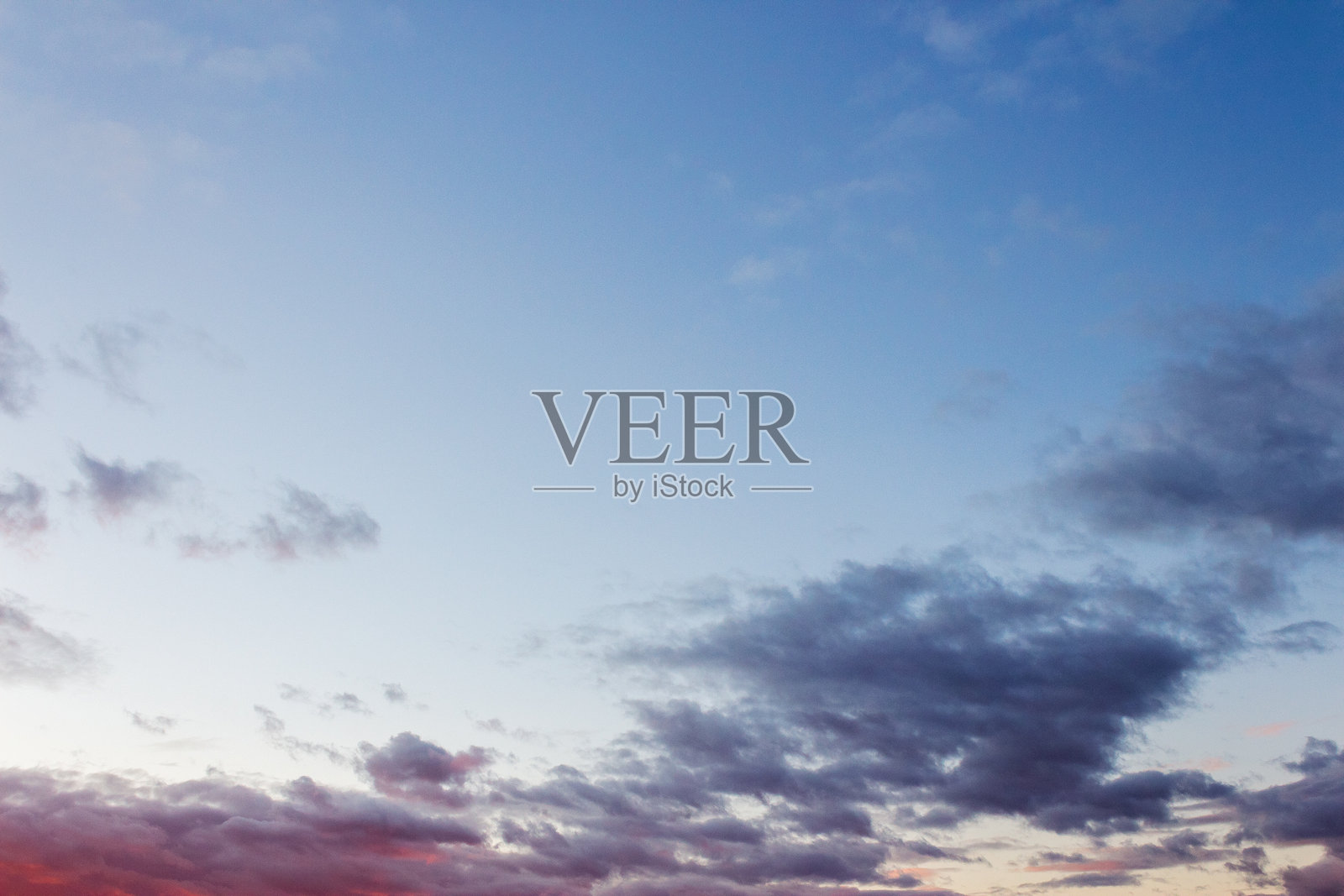 黄昏时分的天空中的云彩照片摄影图片