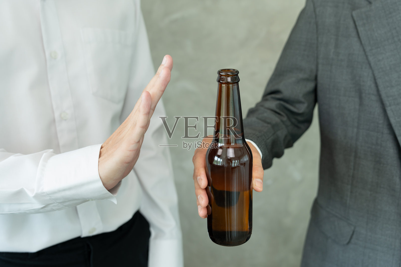 男子拒绝饮酒，停止手势，男性，戒酒治疗，酒精成瘾，戒酒，停止饮酒，拒绝酒杯，不健康，拒绝。照片摄影图片