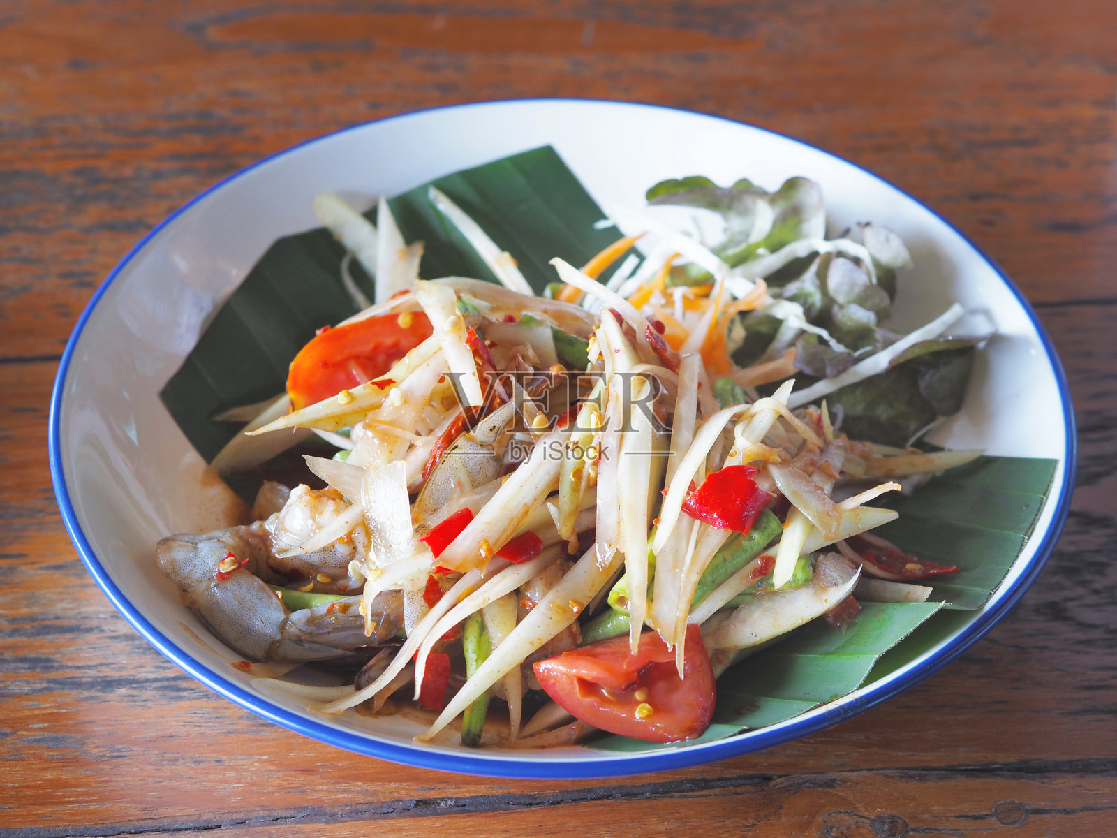 白盘上的辣木瓜沙拉配生虾照片摄影图片