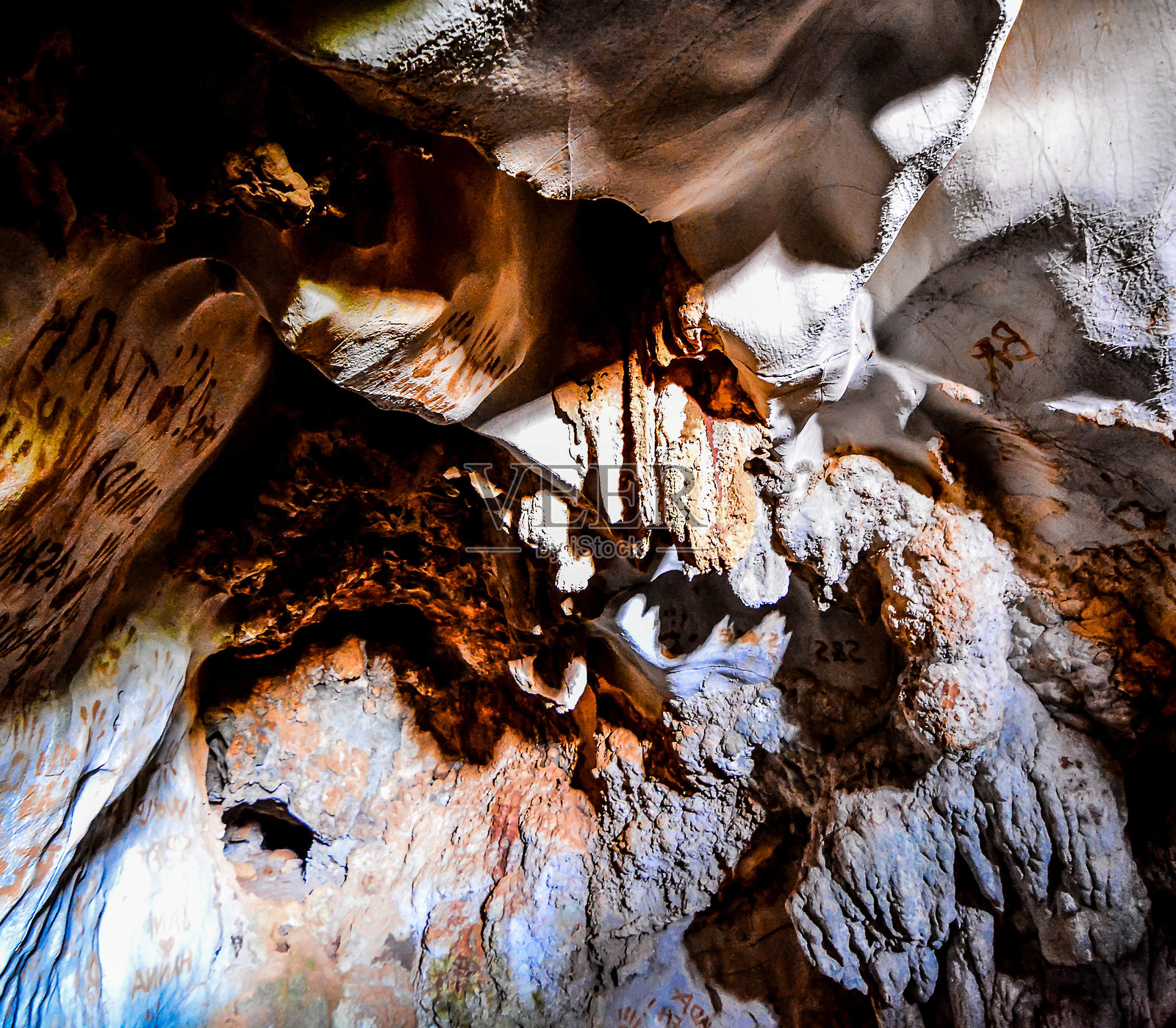 这幅图像展示了一个拥有众多岩石 formations 的洞穴。照片摄影图片