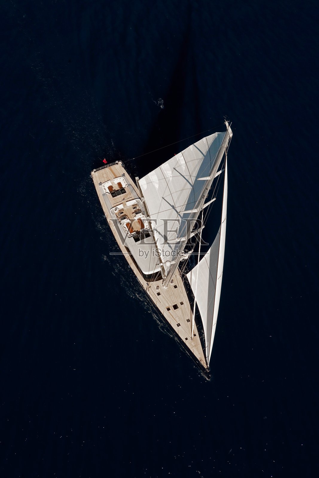 地中海上的超级游艇航行。照片摄影图片