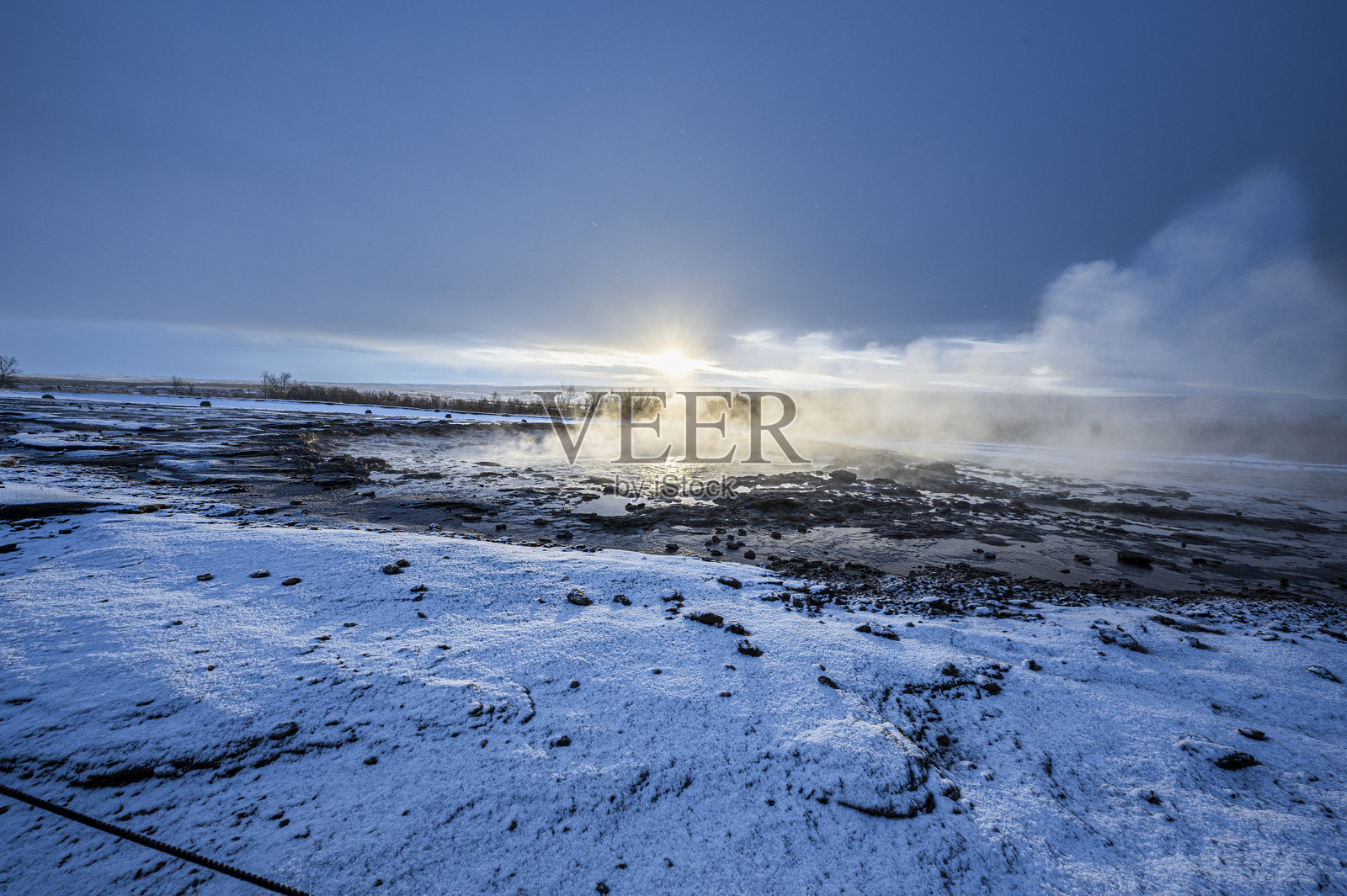被雪覆盖的间歇泉几乎要喷发了照片摄影图片