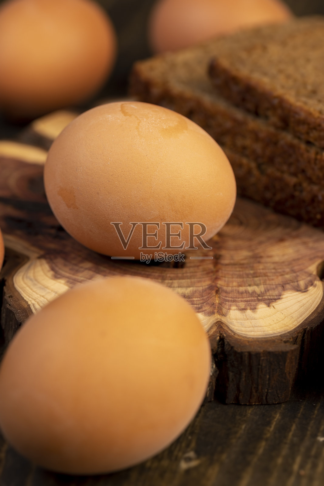 桌子上的煮鸡蛋特写。照片摄影图片