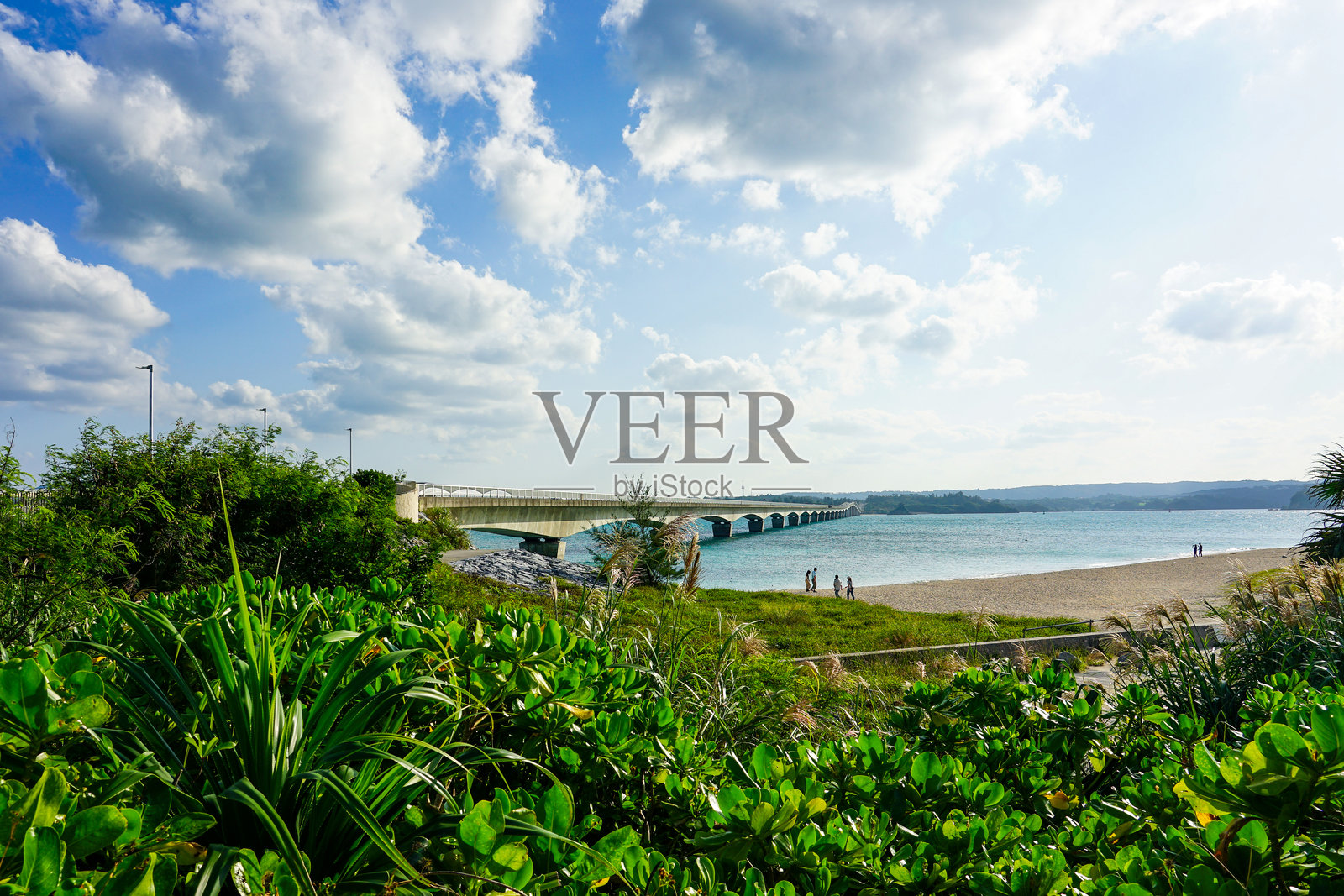 连接久利岛与冲绳本岛的久利桥全景图照片摄影图片