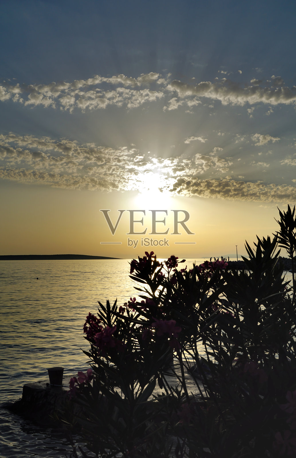 海滨的海景在壮观而宁静的夏季日落中映照在地平线上照片摄影图片