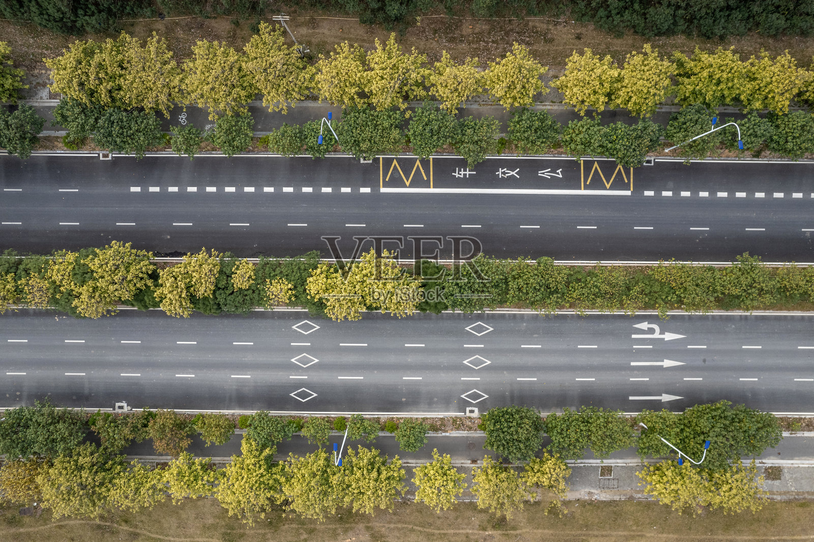 高速公路和绿地的鸟瞰图照片摄影图片