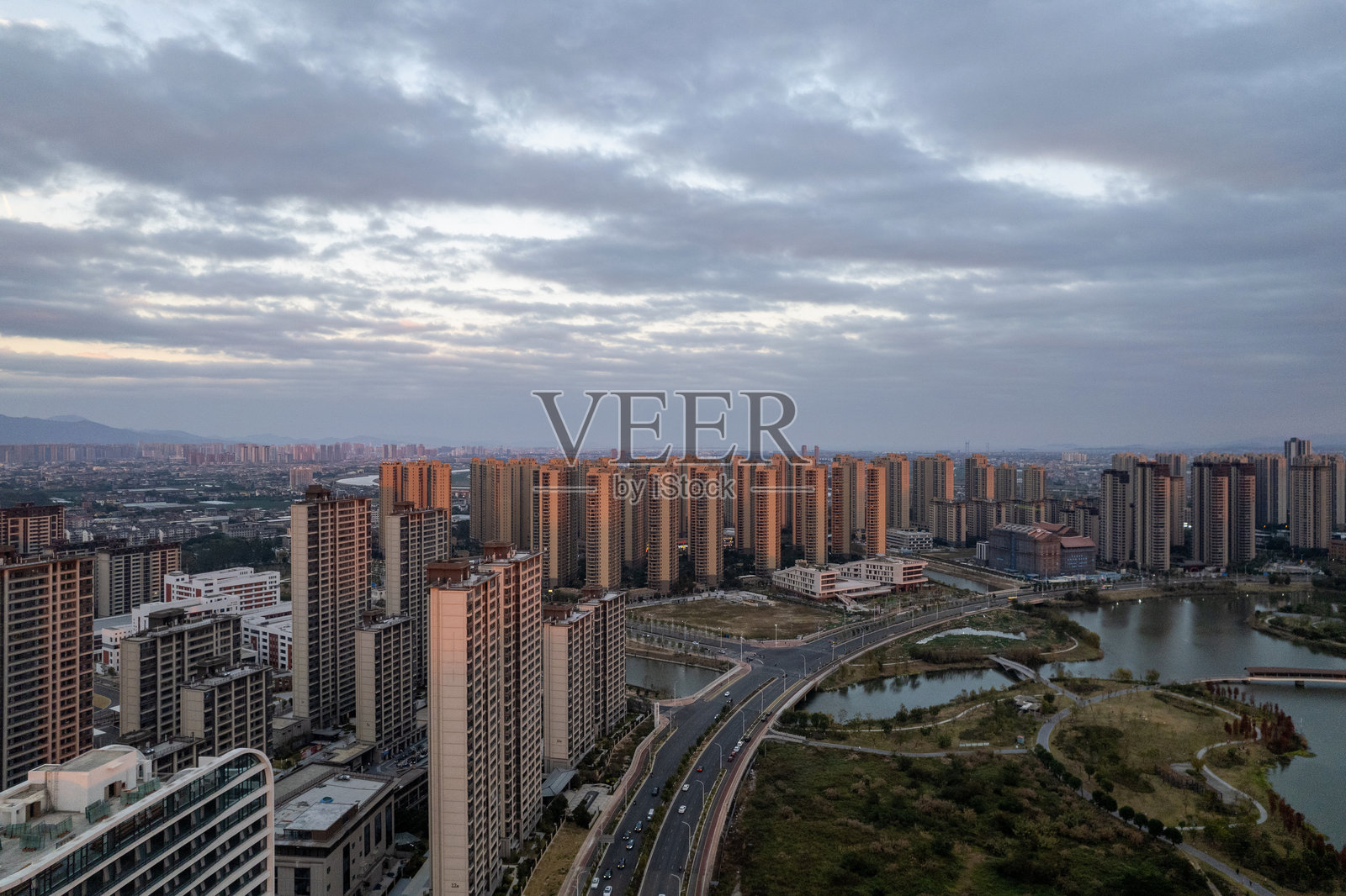 黄昏时分城市建筑的鸟瞰图照片摄影图片