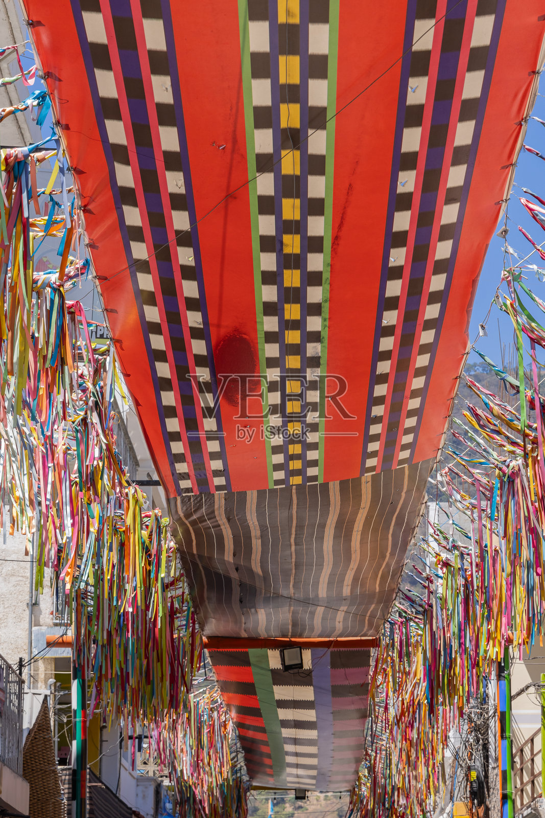 在危地马拉圣胡安拉古纳的街道上悬挂着五彩缤纷的布条。照片摄影图片