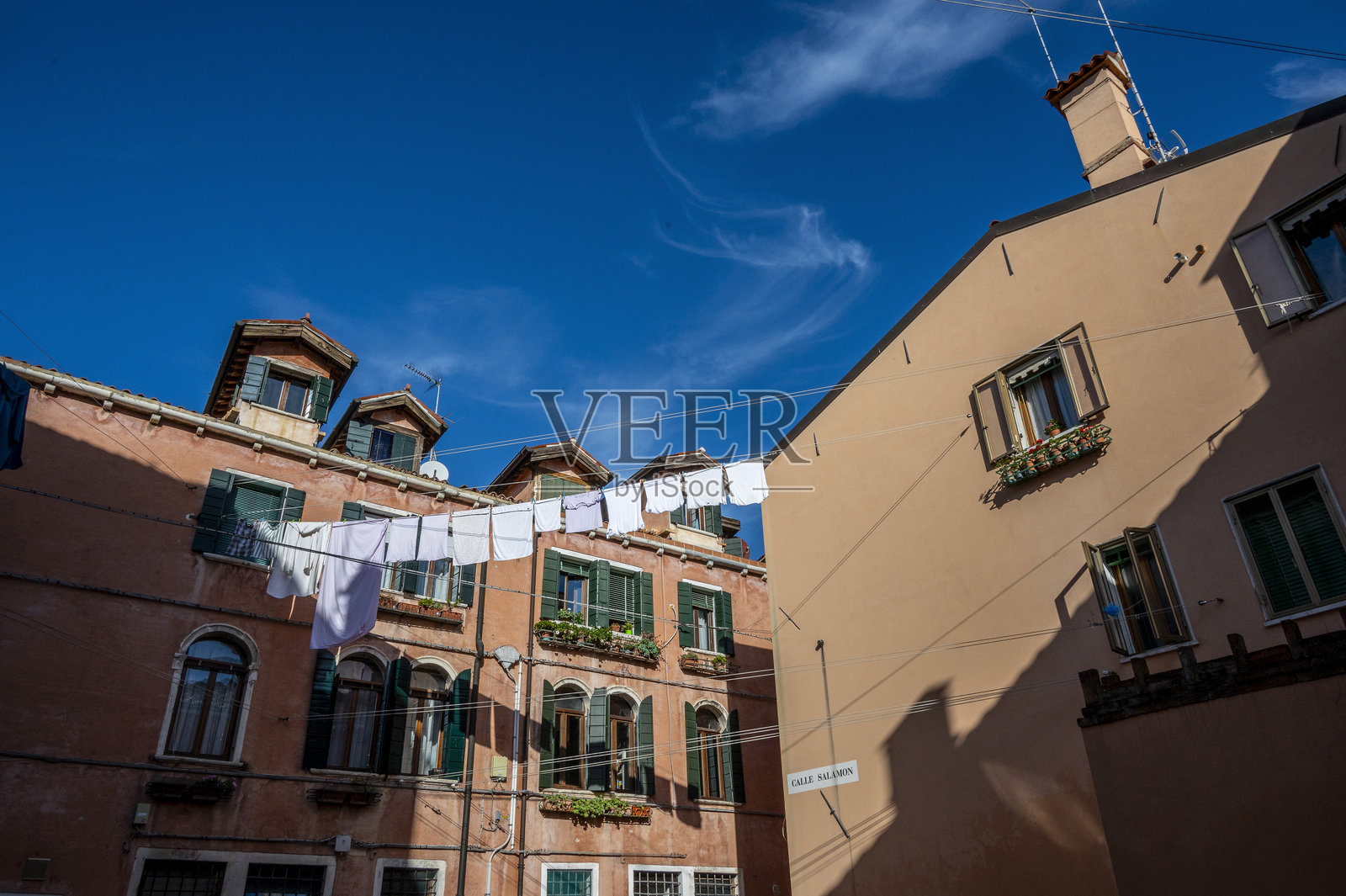 威尼斯阿森纳区的建筑和洗涤场景照片摄影图片