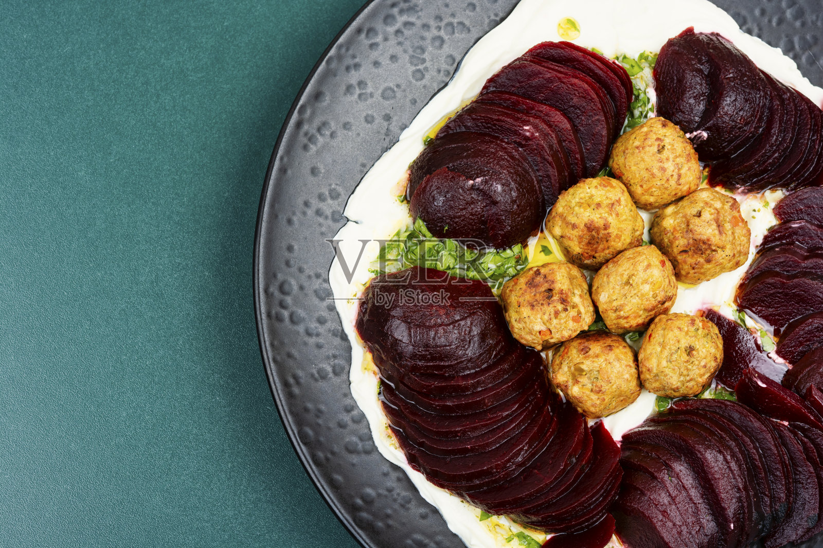 一盘配有蔬菜的法拉费尔球。照片摄影图片