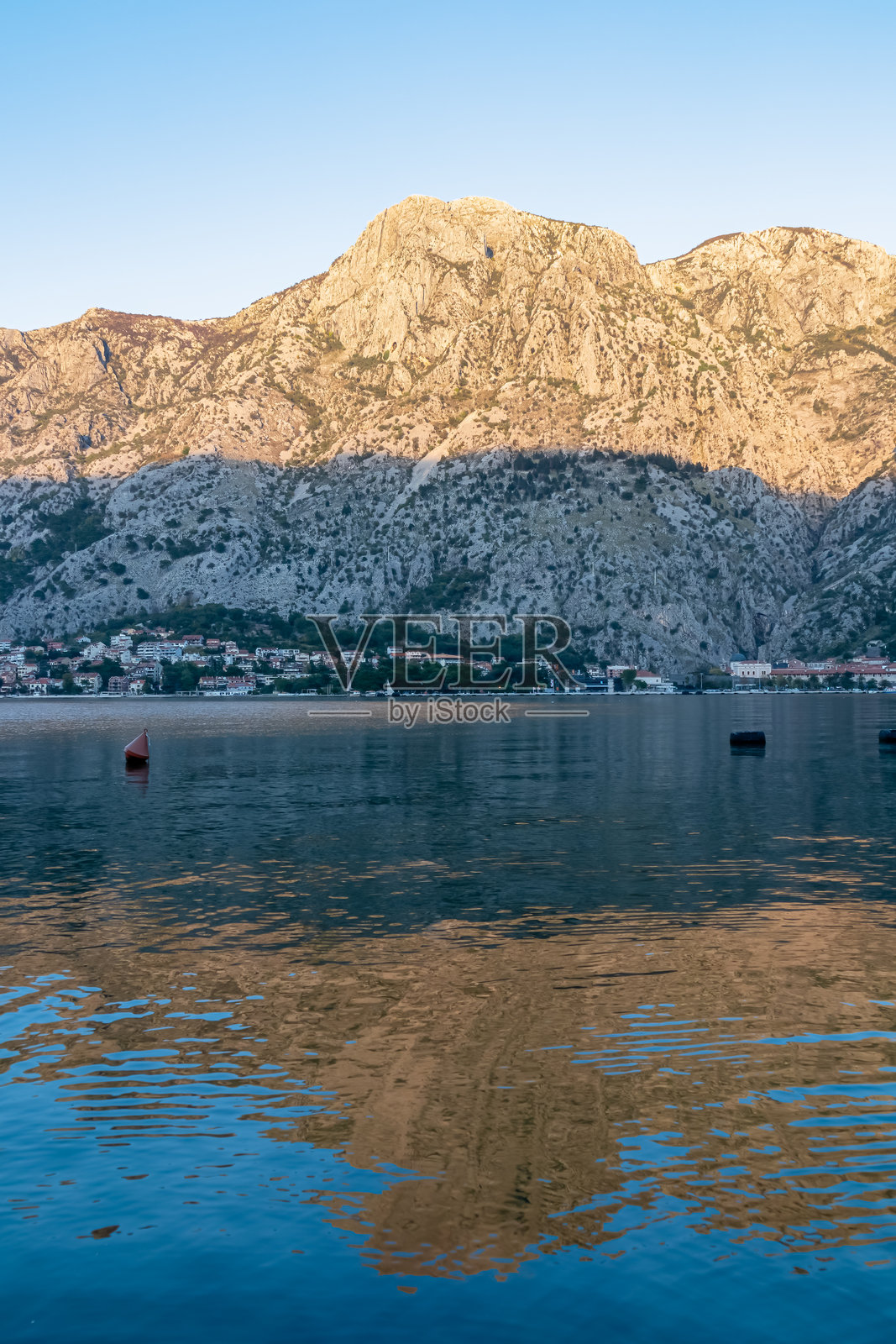 科托尔 - 夏季日出时的科托尔湾全景，亚得里亚海，黑山照片摄影图片