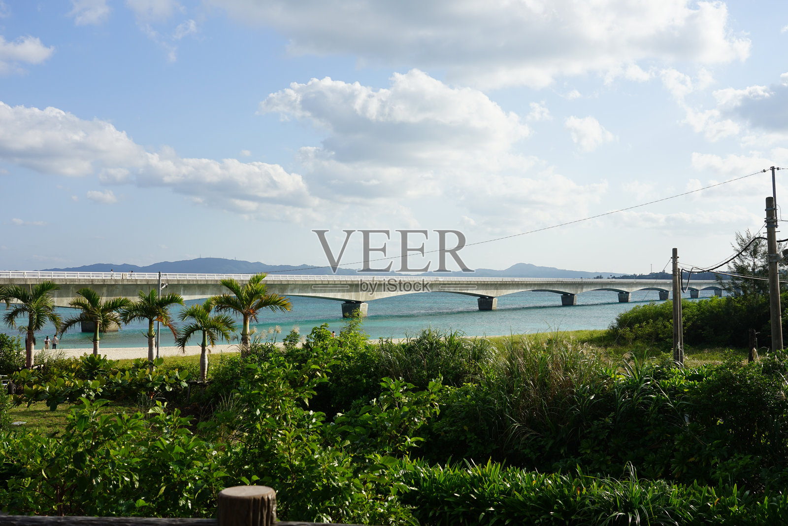 连接久利岛与冲绳本岛的久利桥全景图照片摄影图片