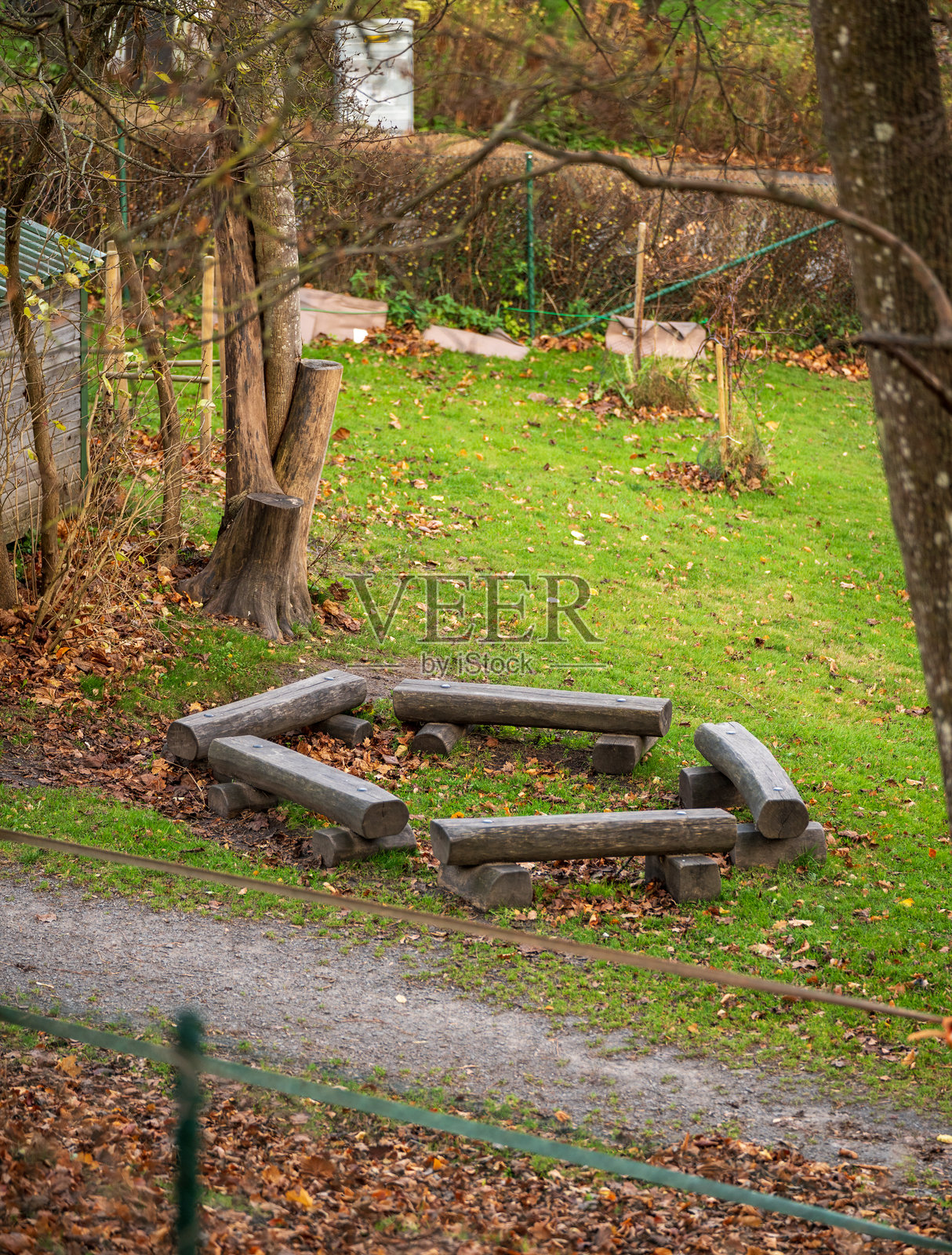 公园里的木制长椅群。照片摄影图片