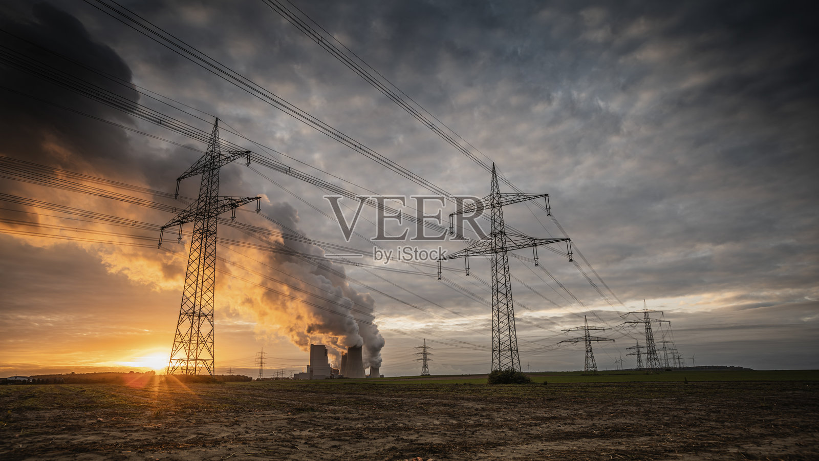 高压电线和煤炭发电站在日落时分照片摄影图片