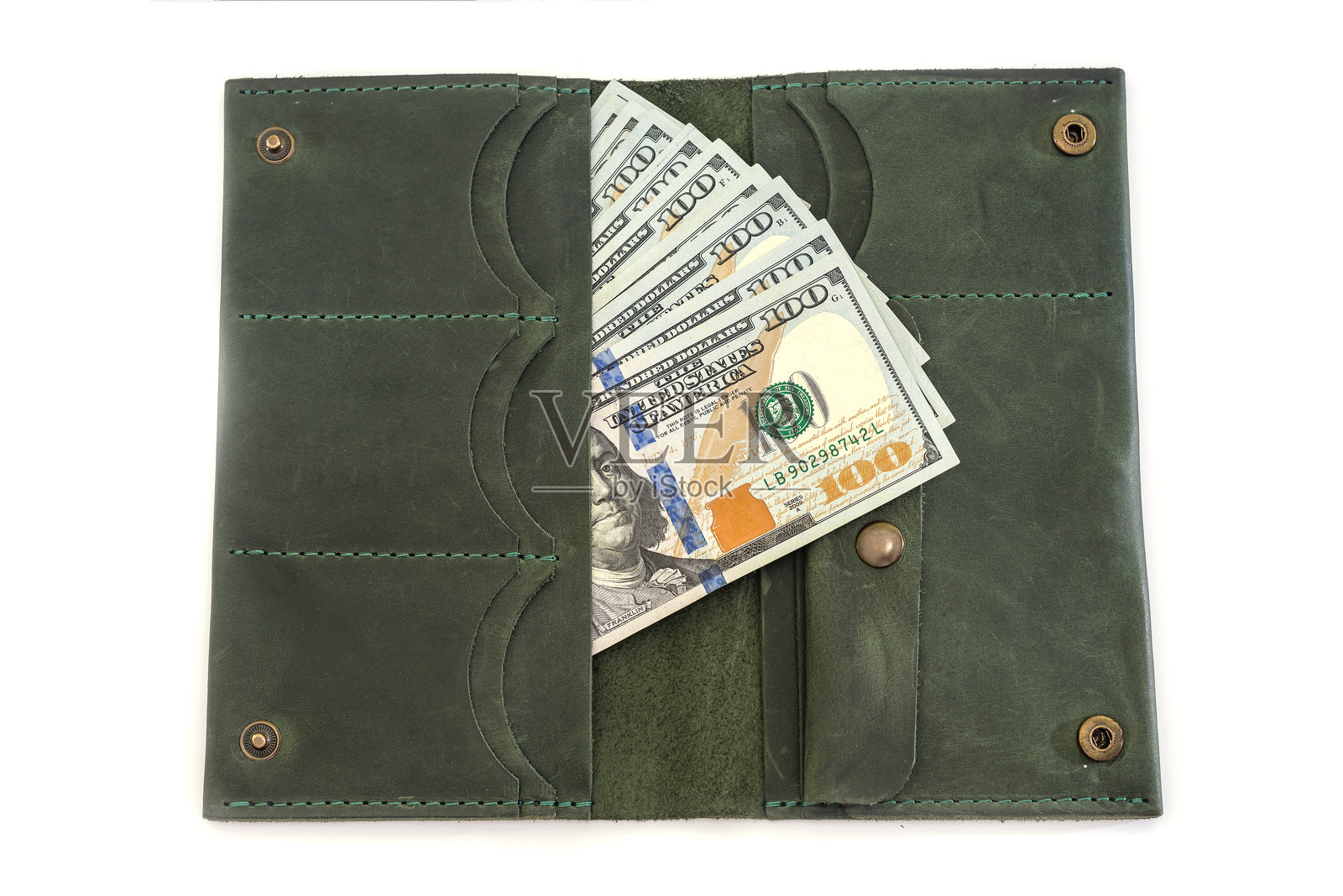 打开的女性钱包，里面有美元。背景为白色。照片摄影图片