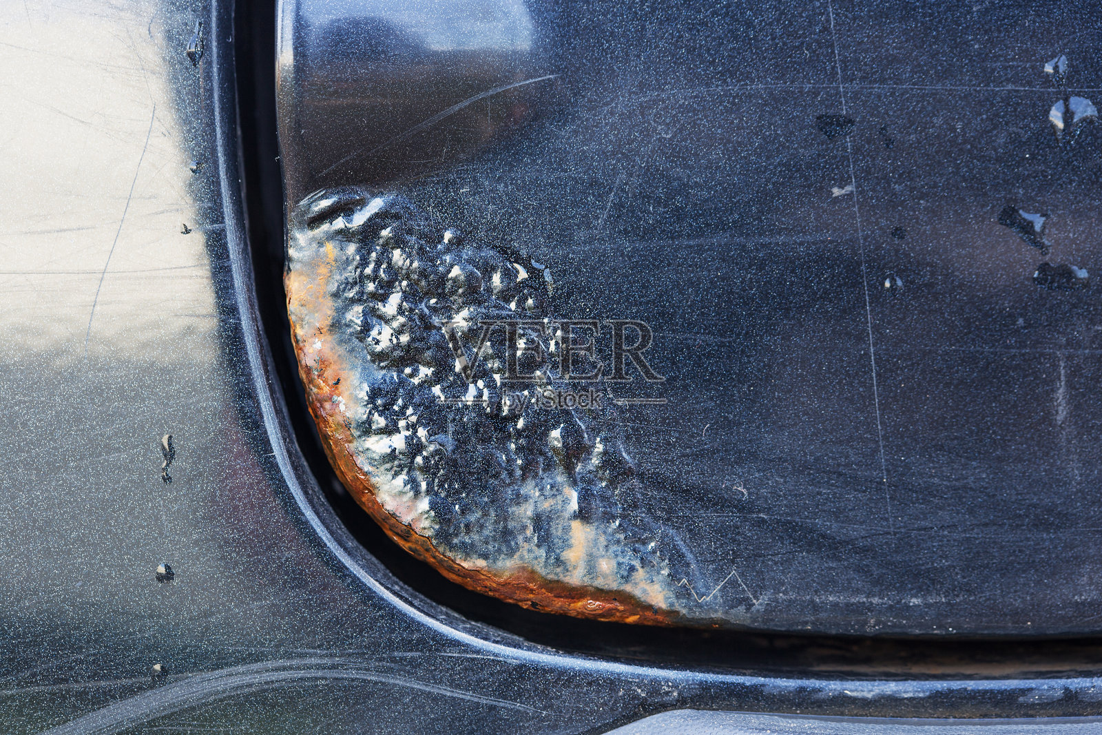 汽车车身上的金属腐蚀。照片摄影图片