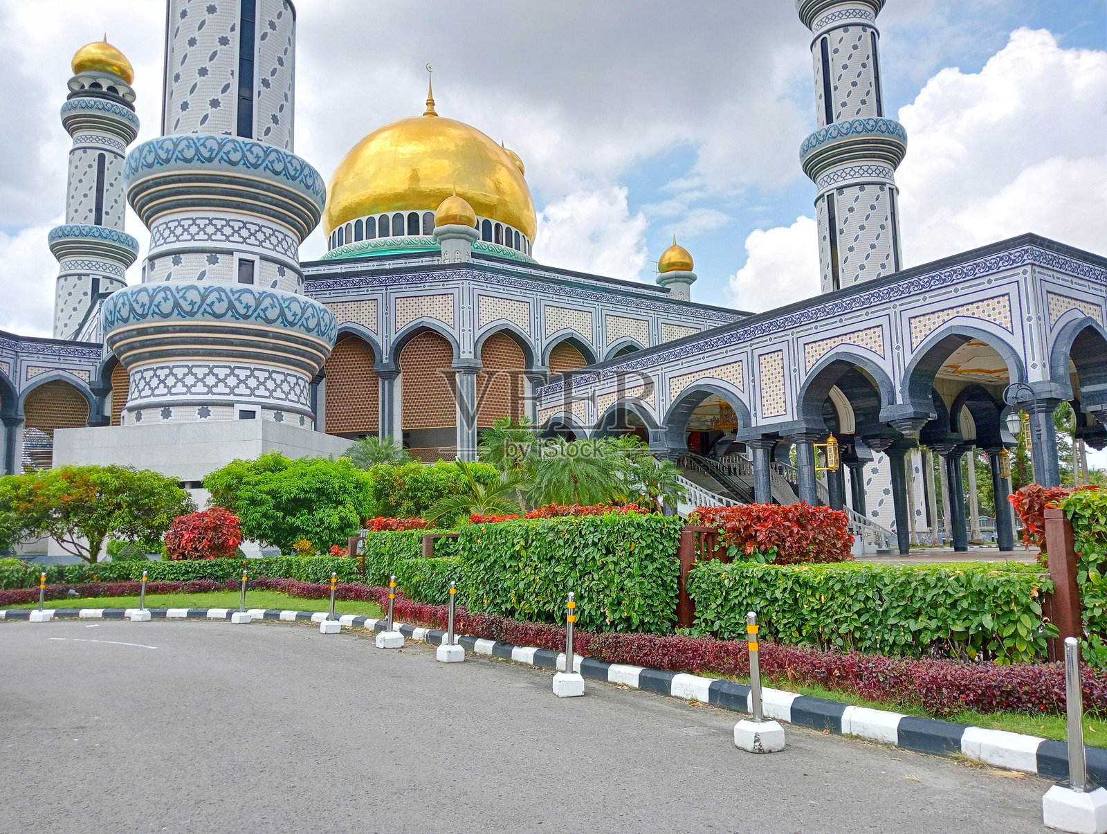 金色圆顶清真寺与美丽的花园照片摄影图片