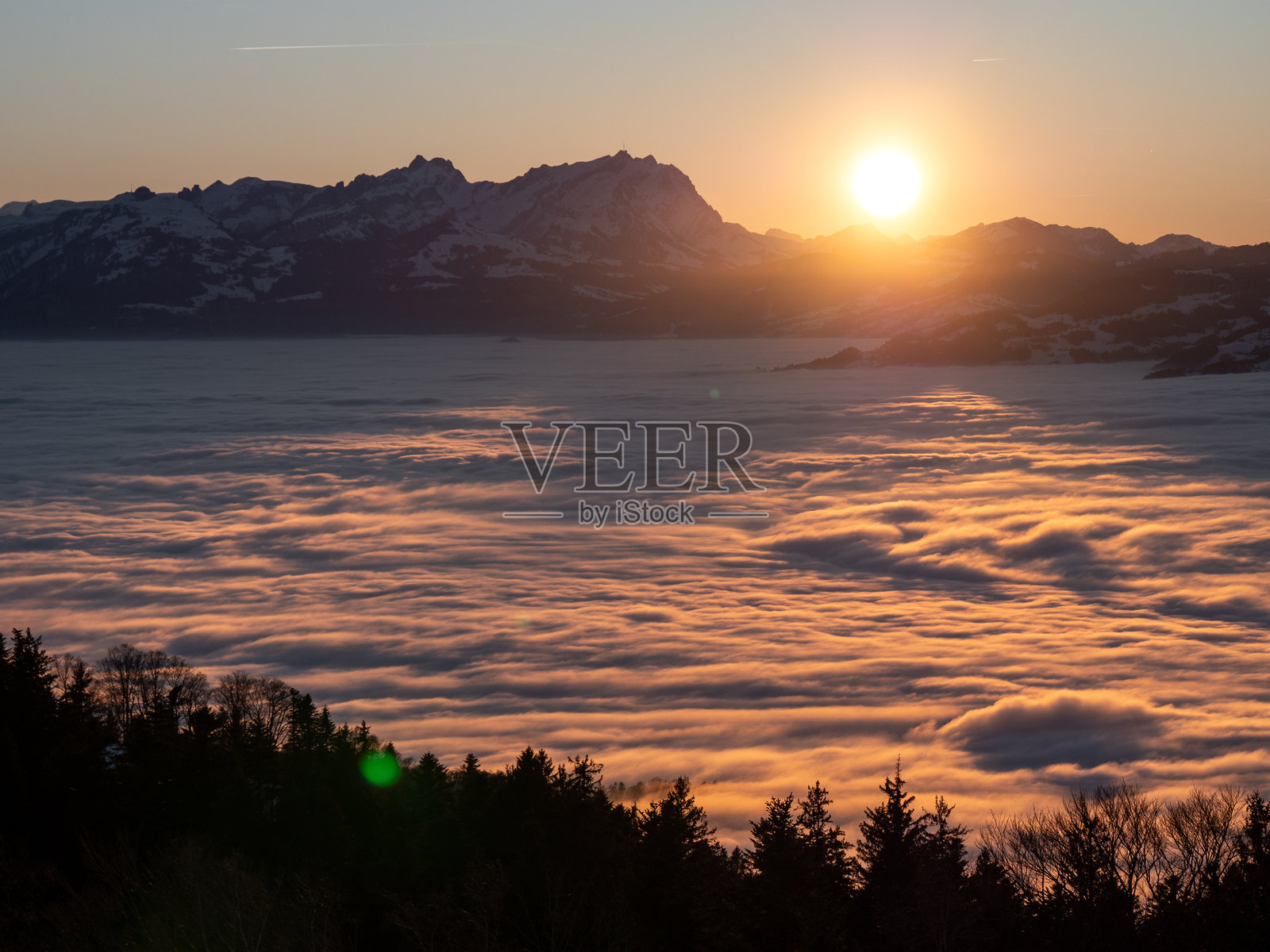 奥地利布雷根茨：萨恩蒂斯山脉上的日落照片摄影图片