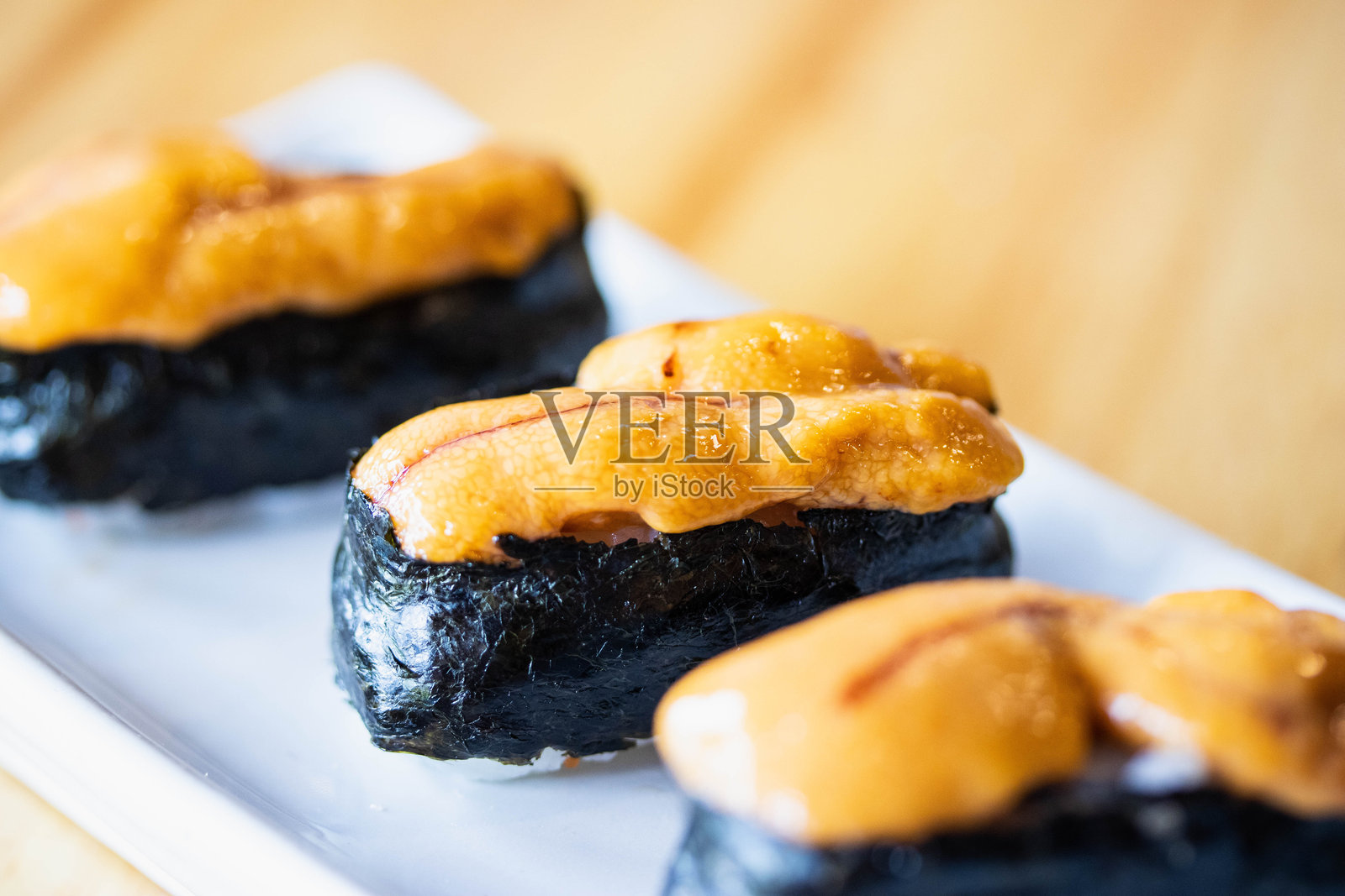 白盘上的海胆寿司。海胆刺身，日本料理。照片摄影图片